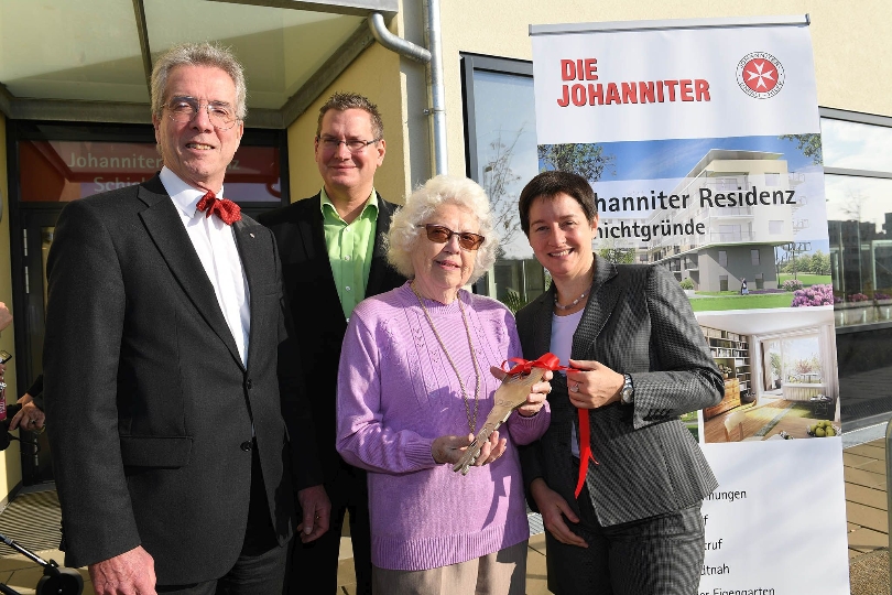  Sozialstadträtin Sonja Wehsely, Bezirksvorsteher Georg Papai und Johanniter-Präsident Johannes Bucher übergeben einen Riesenschlüssel an Frau Edith Wagner.