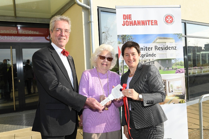 Sozialstadträtin Sonja Wehsely, Bezirksvorsteher Georg Papai und Johanniter-Präsident Johannes Bucher übergeben einen Riesenschlüssel an Frau Edith Wagner.