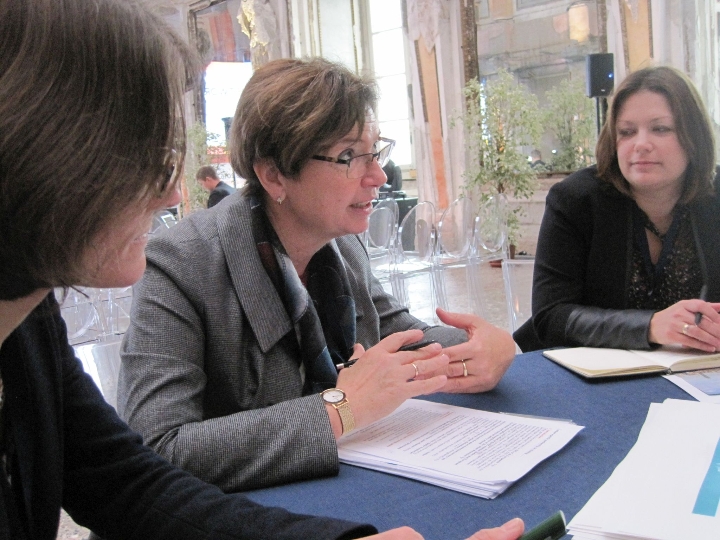 Susanne Bauer als Vortragende eines Speed-Networkings über sozialen Wohnbau im Rahmen der Urban Agenda
