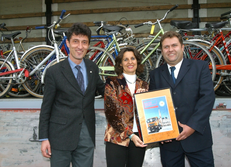 Übergabe der Fahrräder für Rumänien durch StR. DI Isabella Kossina