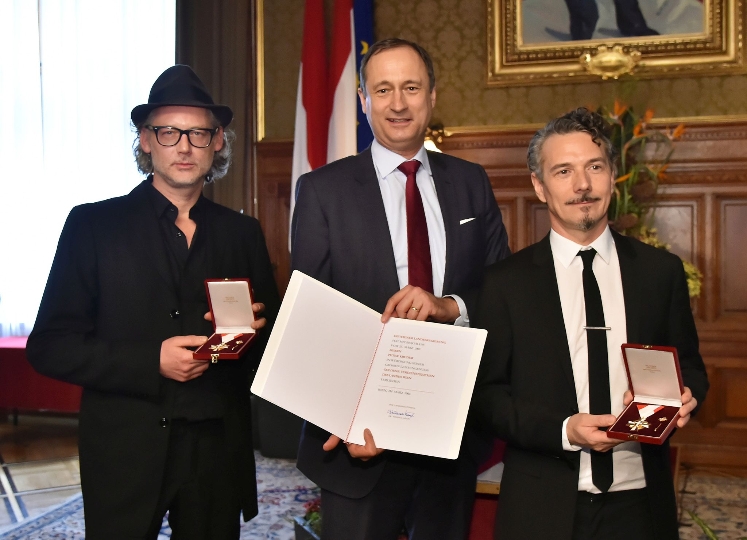 Stadtrat Mailath-Pokorny verleiht Richard Dorfmeister und Peter Kruder das Goldene Verdienstzeichen des Landes Wien