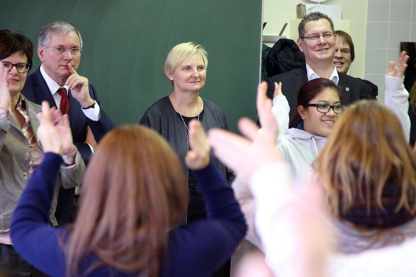 Sozialminister Alois Stöger, Bildungsstadträtin Sandra Frauenberger und Bezirksvorsteher Georg Papai besuchen die SchülerInnen der neuen Ausbildung zur AssistenzpädagogIn in der bafep21.