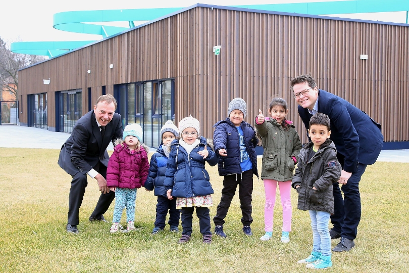 Stadtrat Jürgen Czernohorszky und Bezirksvorsteher Gerald Bischof eröffnen den neuen Kindergarten