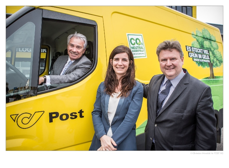 v.l. Post-Generaldirektor Pölzl, "Smarter Together"-Projektleiterin Girardi-Hoog und Stadtrat Ludwig überzeugten sich selbst von der Leistung der neuen E-Transportfahrzeuge, mit denen Pakete in Simmering Nordwest nun völlig CO2-frei und geräuscharm zugestellt werden.