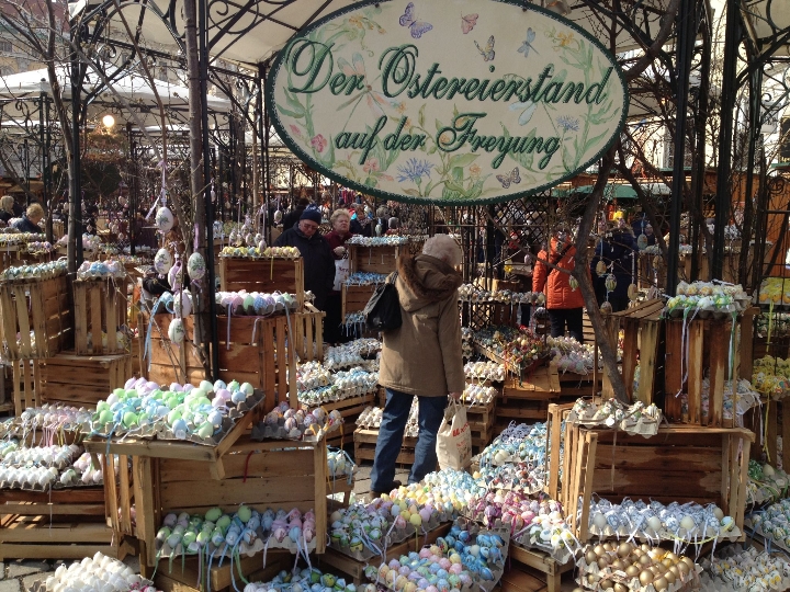 „Osterhasen“ aufgepasst: rund 260 Marktstände auf den Wiener Ostermärkten bieten ab nächster Woche wieder bunt gefärbte Ostereier und andere Köstlichkeiten sowie jede Menge kreativer Ostergeschenke.