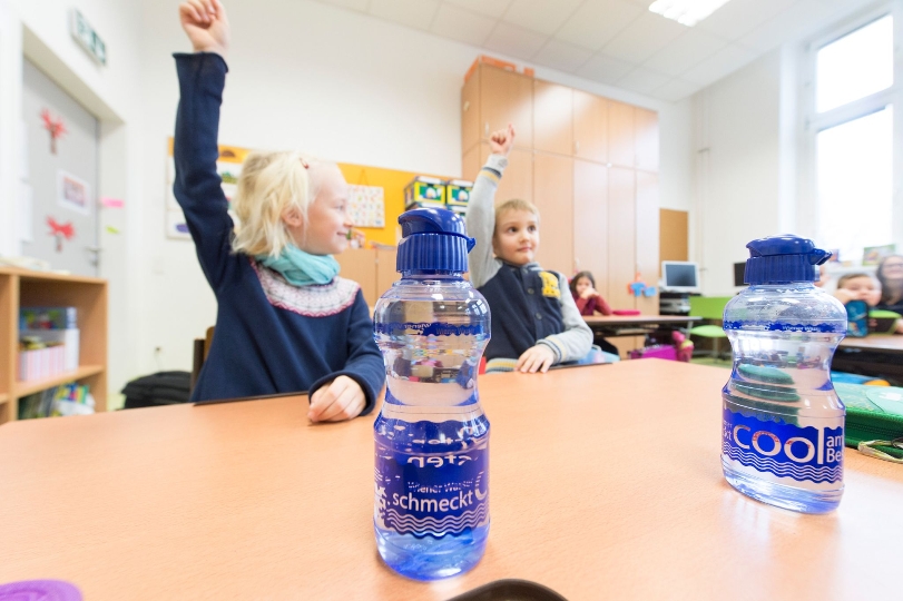 Untersuchungen zeigen: Kinder trinken oft zu wenig und zu süß. Ein Wienweites Projekt von Wiener Wasser (MA 31), Wiener Gesundheitsförderung - WiG und Fonds Gesundes Österreich (FGÖ) fördert jetzt das Wassertrinken in Volksschulen.