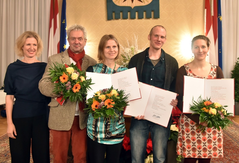 Kinder und Jugendbuchpreise der Stadt Wien 2016 wurden von der Wiener Literaturreferentin Julia Danielczyk überreicht an Willy Puchner, Barbara Schinko, Michael Roher und Elisabeth Steinkellner (v. l.).