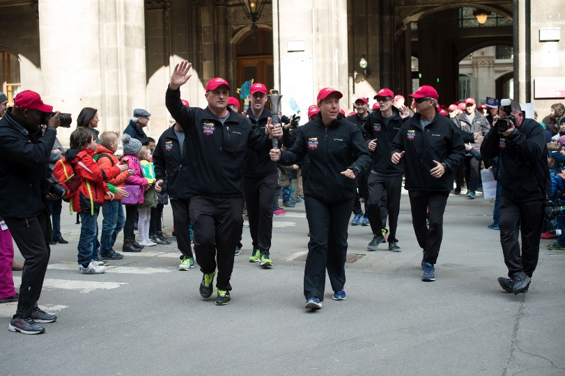 Olympics AthletInnen beim Einlaufen ins Wiener Rathaus