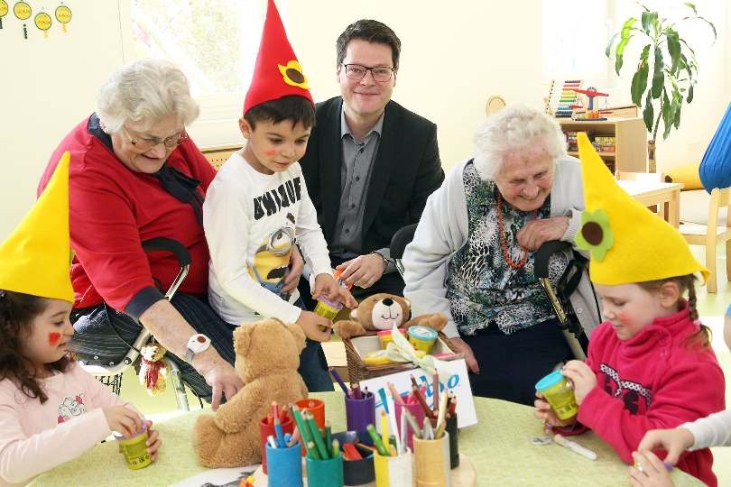 Bildungsstadtrat Jürgen Czernohorszky im neuen Kindergarten mit Kindern und SeniorInnen