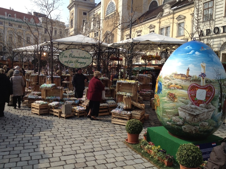 „Osterhasen“ aufgepasst: rund 260 Marktstände auf den Wiener Ostermärkten bieten ab nächster Woche wieder bunt gefärbte Ostereier und andere Köstlichkeiten sowie jede Menge kreativer Ostergeschenke.