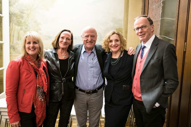 Die Autorin Livia Klingl (2.v.l.) mit den EP-Abgeordneten Graswander-Hainz, Weidenholzer und Freund und Wien-Haus-Chefin Kauer