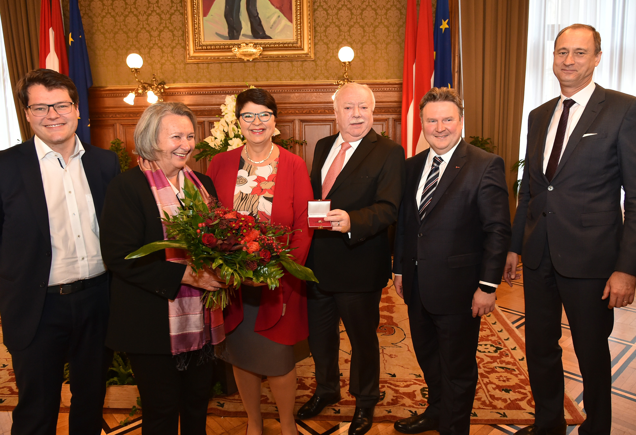 . Certificato di Buergerin della città di Vienna al ministro federale A D Hilde Hawlicek .