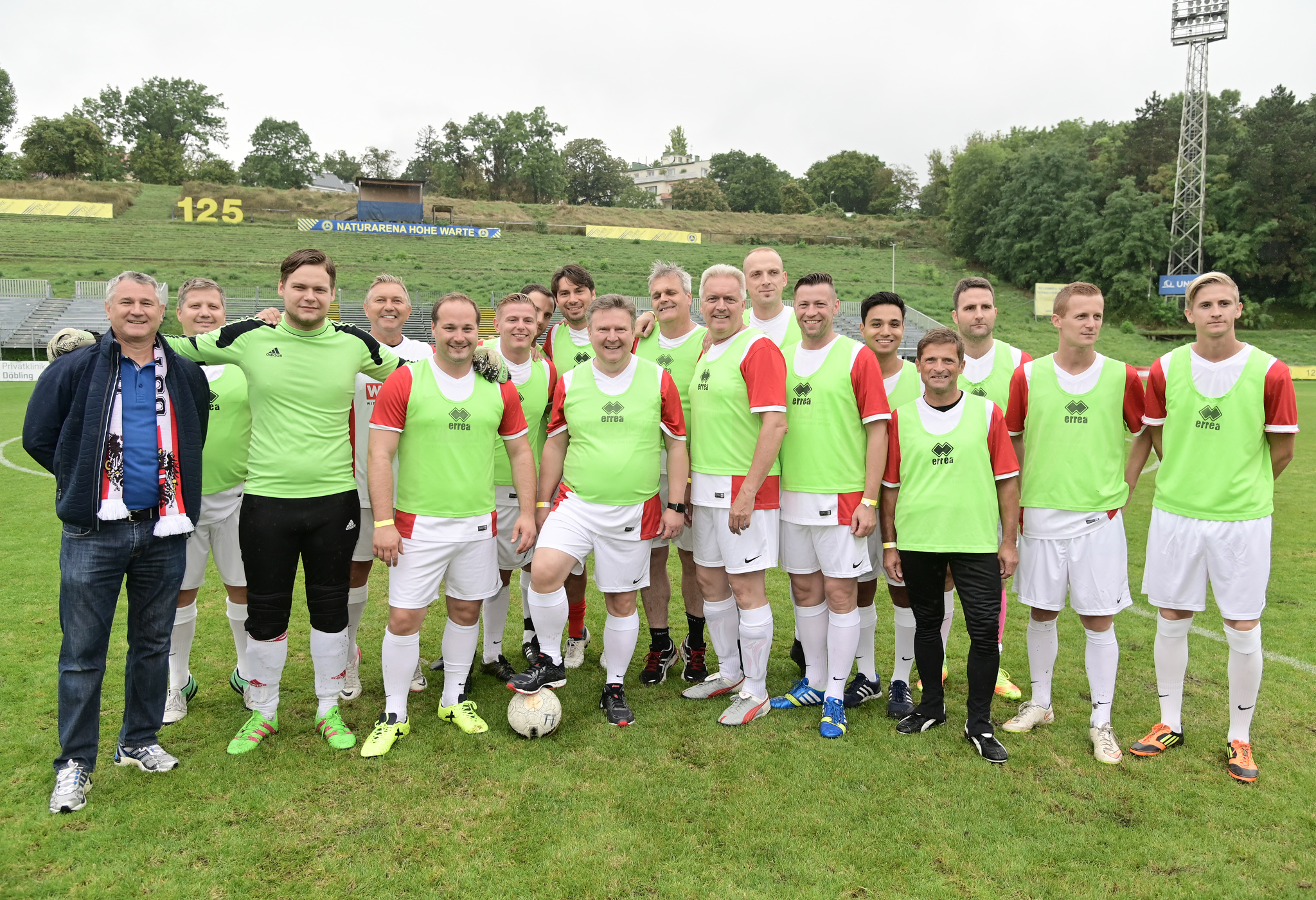 . Torneo di calcio di benefici per il massimo in attesa .