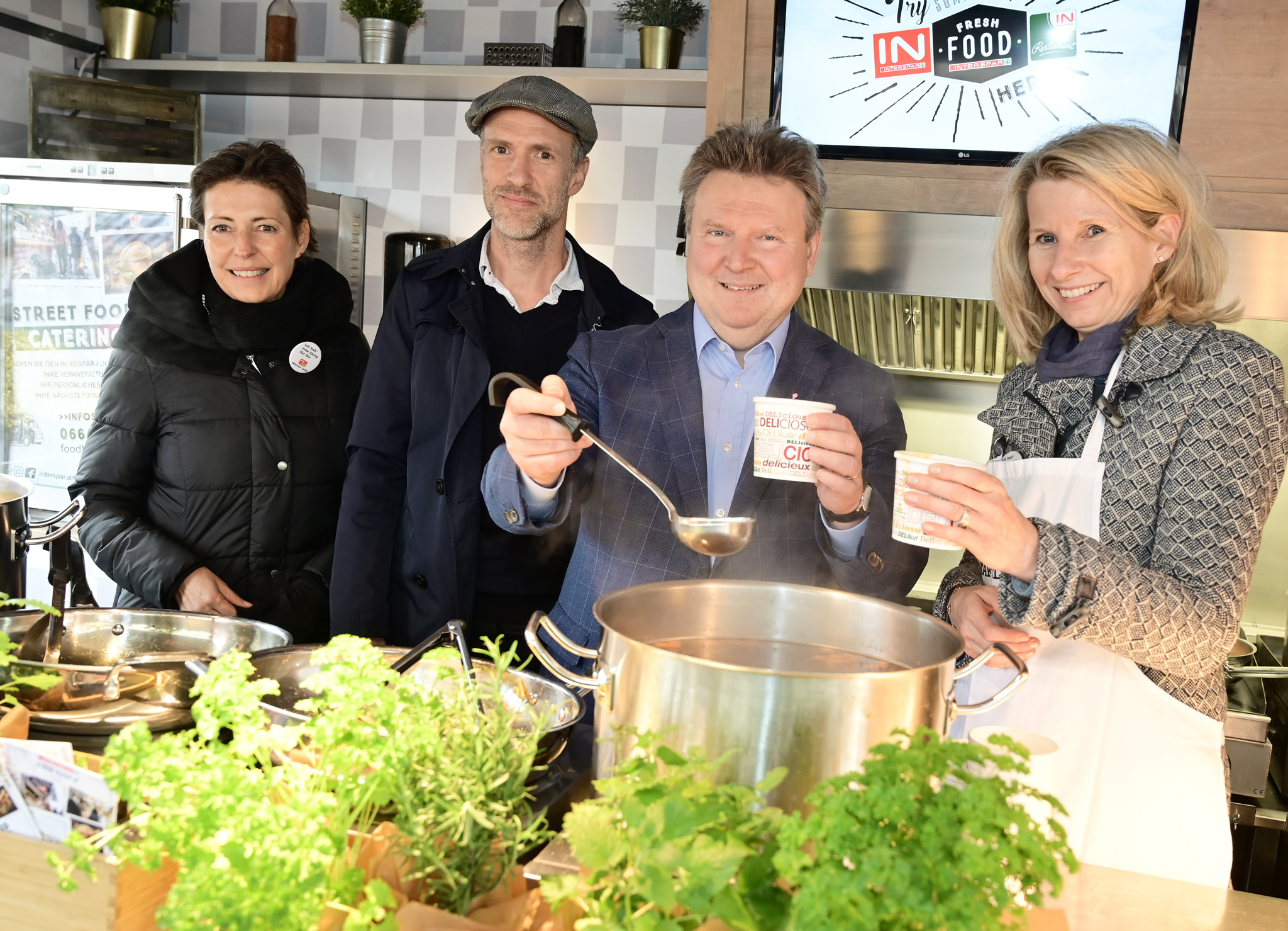 . Il sindaco Michael Ludwig ha distribuito zuppe con Wiener Tafel .