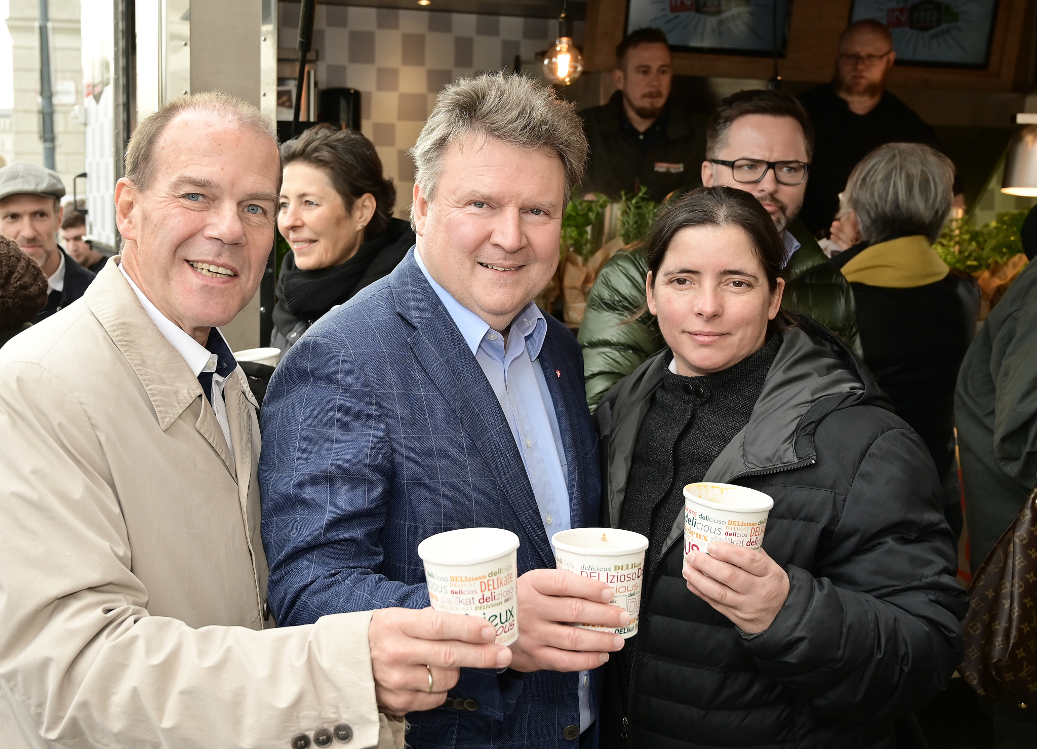 . Il sindaco Michael Ludwig ha distribuito zuppe con Wiener Tafel .