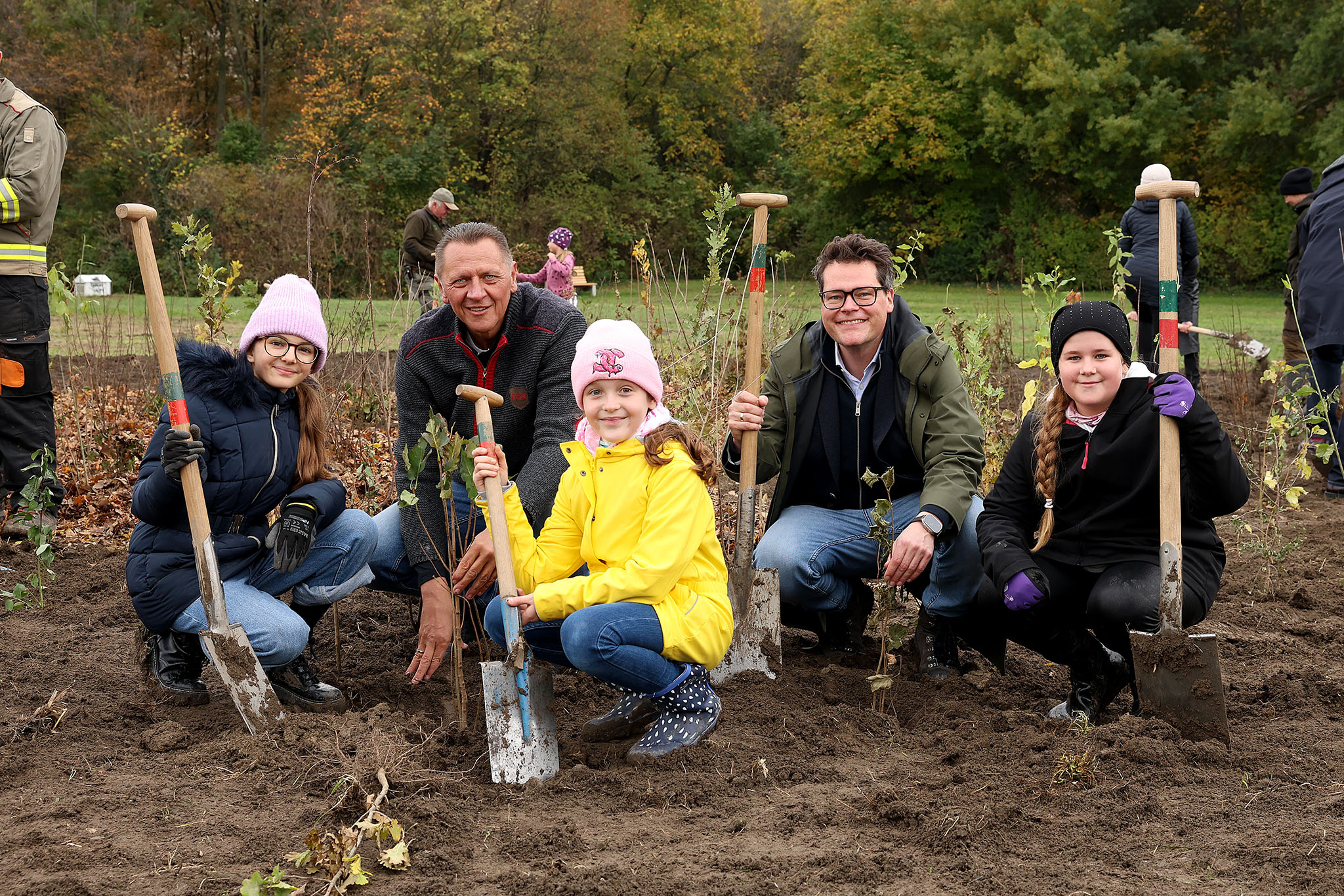 . Progetto del gruppo climatico Simmeringer in fase di attuazione I cittadini piantano alberi per un percorso naturalistico .