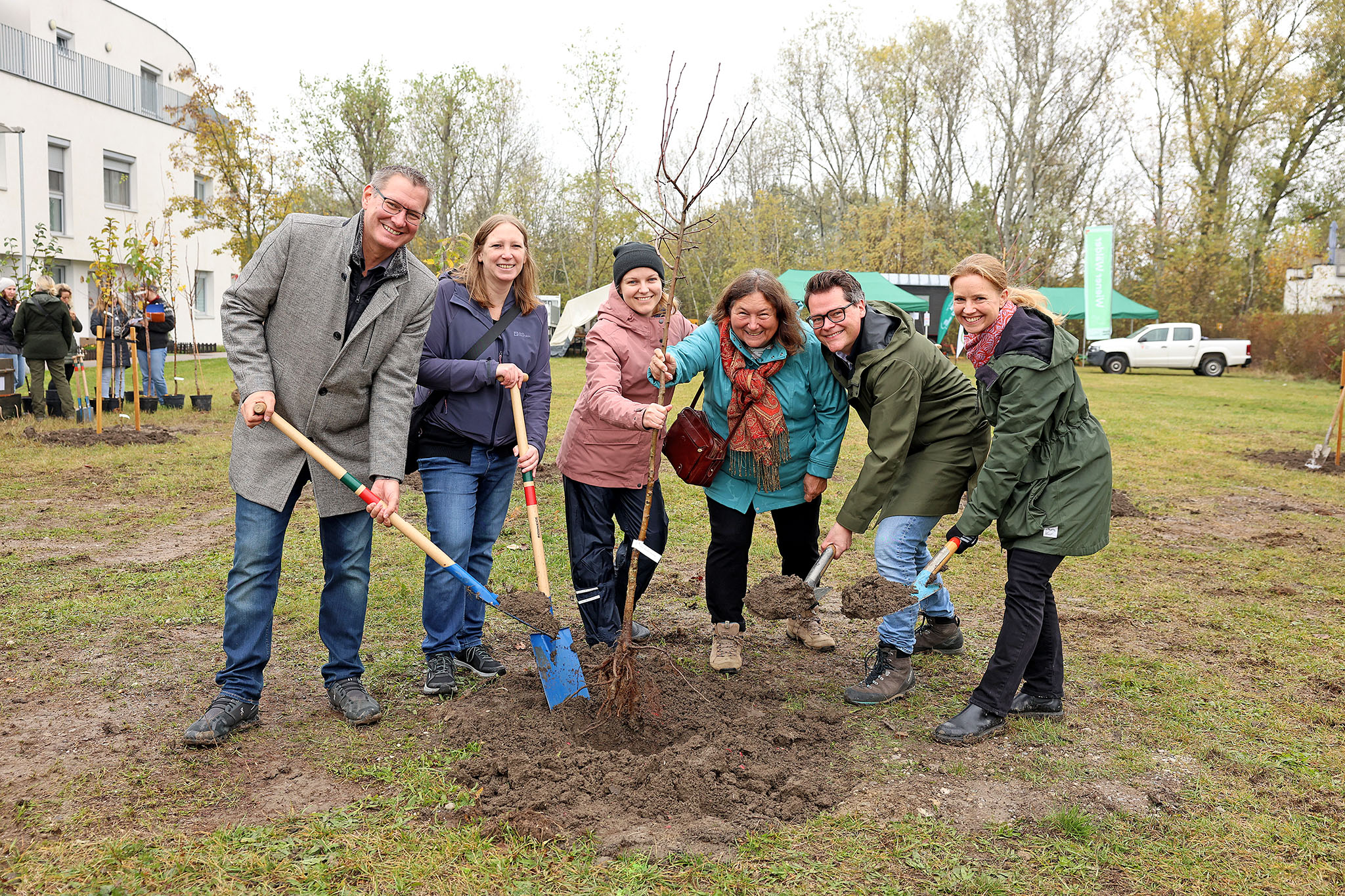 . Piantare alberi per celebrare 30 anni di difesa ambientale viennese .