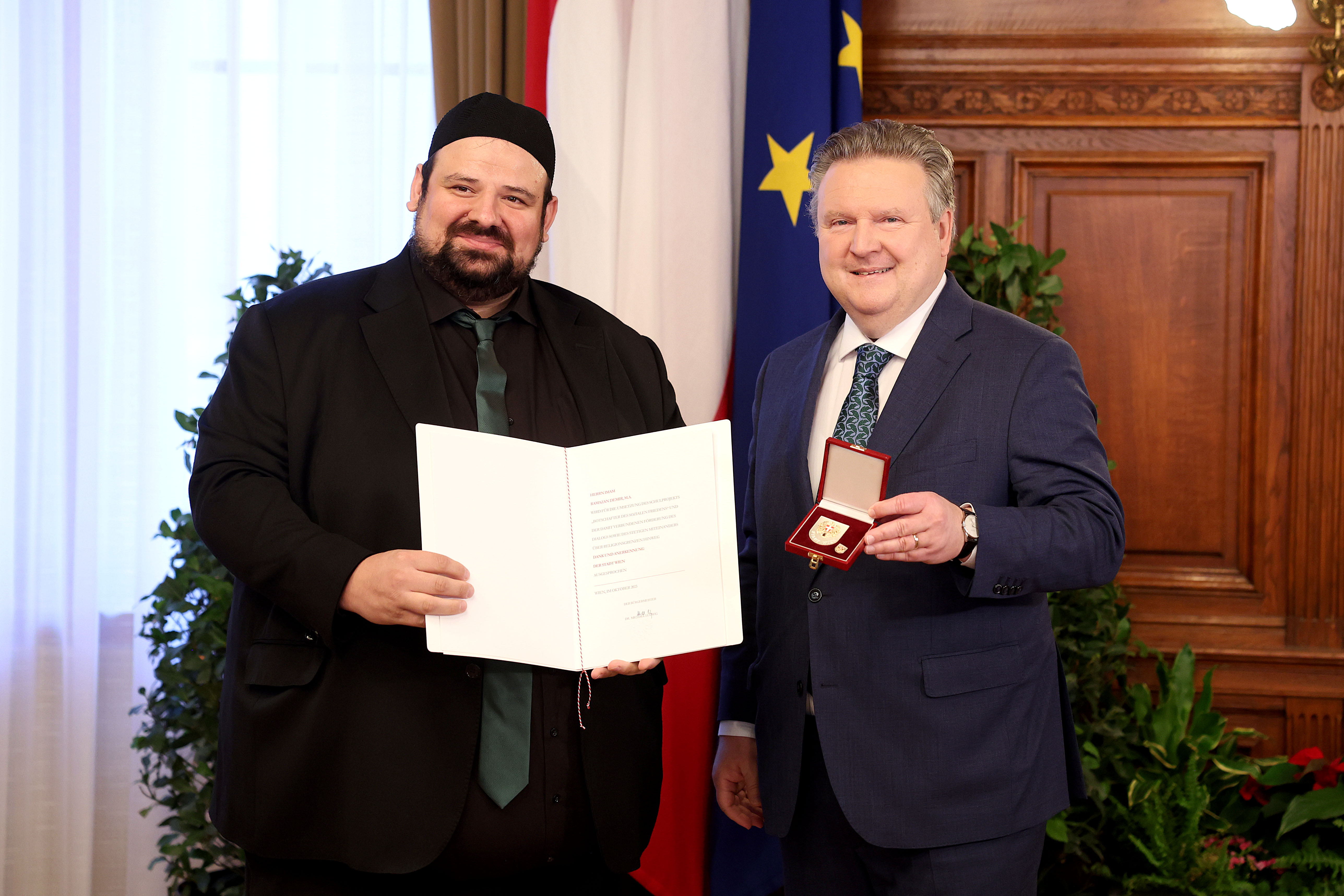 . Il sindaco viennese Michael Ludwig ha onorato l'ambasciatore della coesione sociale .