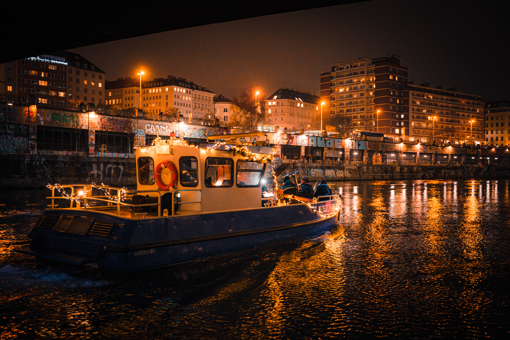 . 15 dicembre Musica idrica di Natale sul canale del Danubio con la lamiera da 29er ensemble .