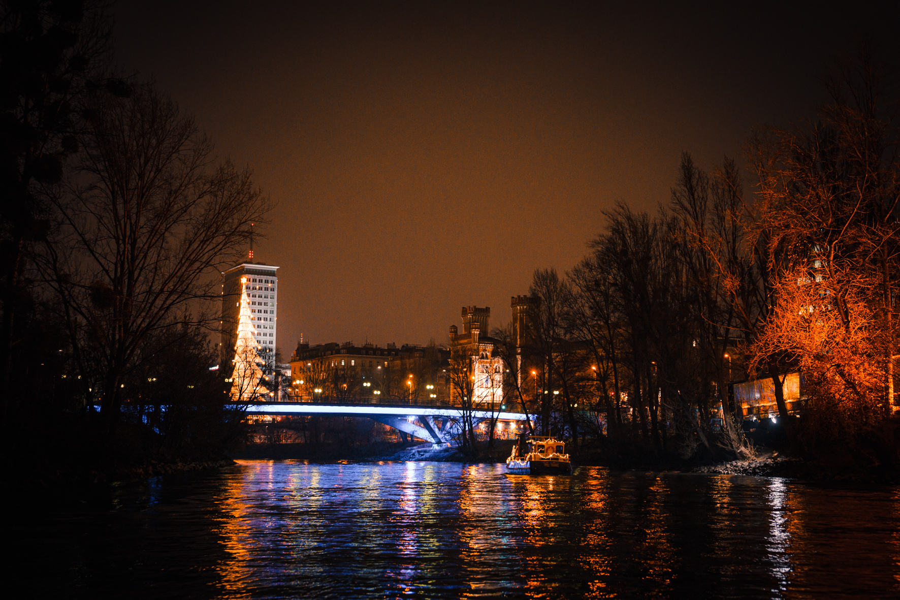 . 15 dicembre Musica idrica di Natale sul canale del Danubio con la lamiera da 29er ensemble .