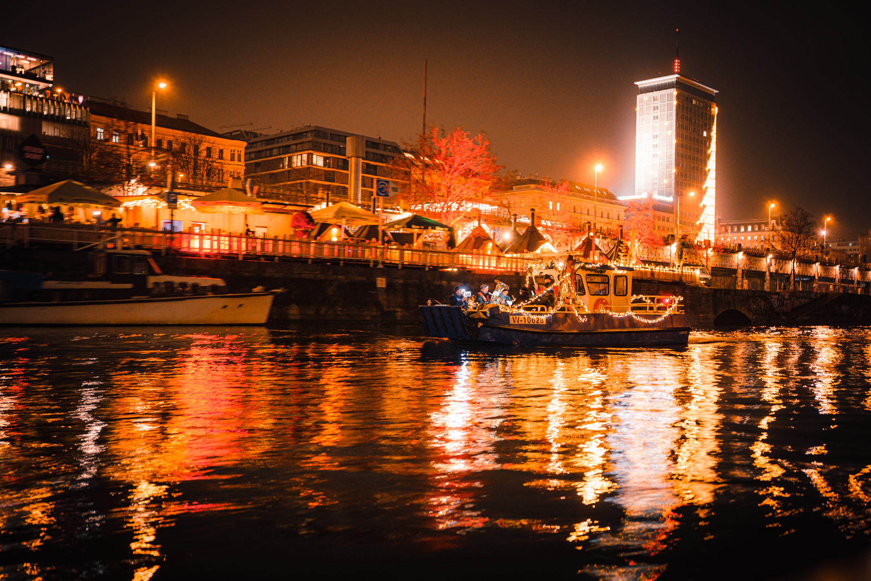 . 15 dicembre Musica idrica di Natale sul canale del Danubio con la lamiera da 29er ensemble .