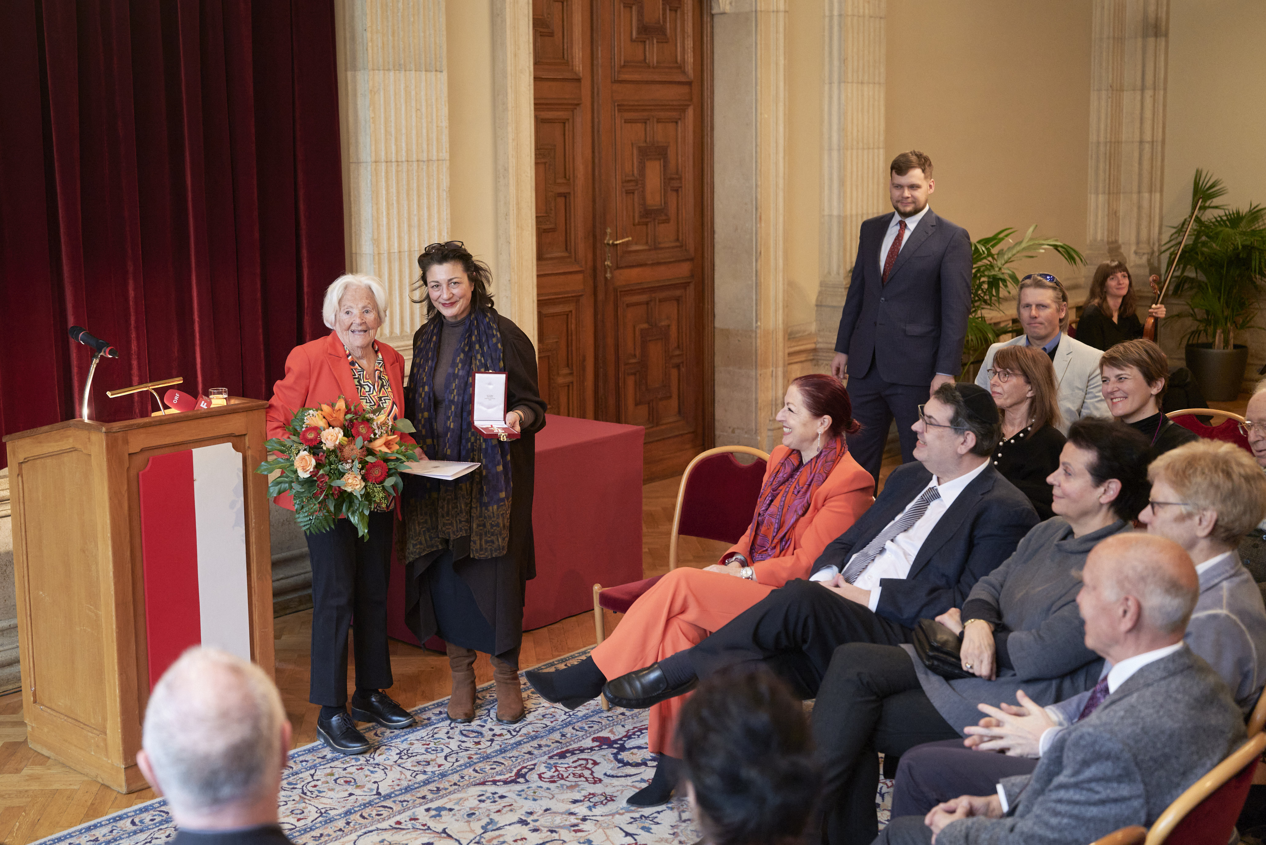 . I segni di guadagni della dottssa Lucia HeilmanGolden nello stato di Vienna .