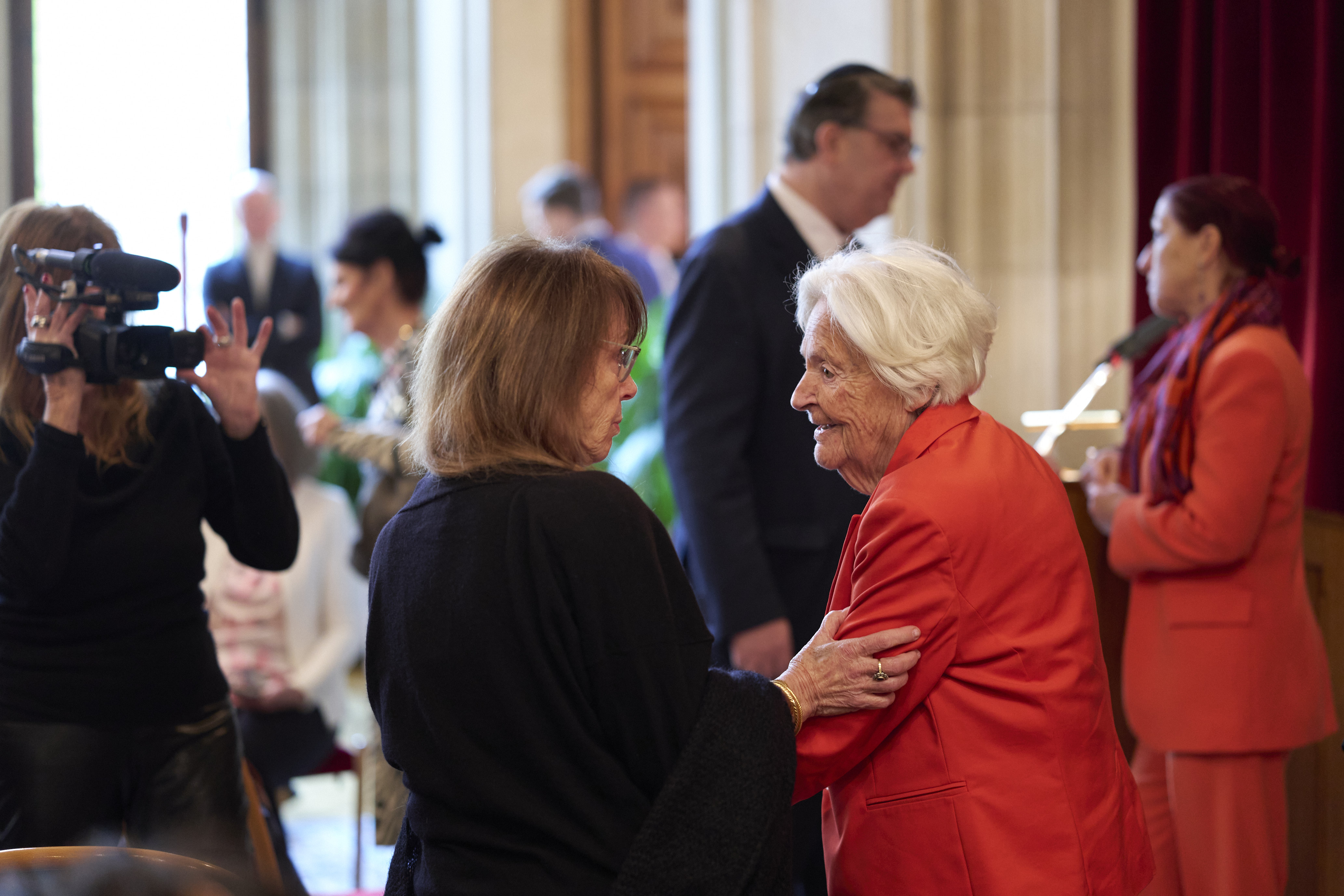 . I segni di guadagni della dottssa Lucia HeilmanGolden nello stato di Vienna .