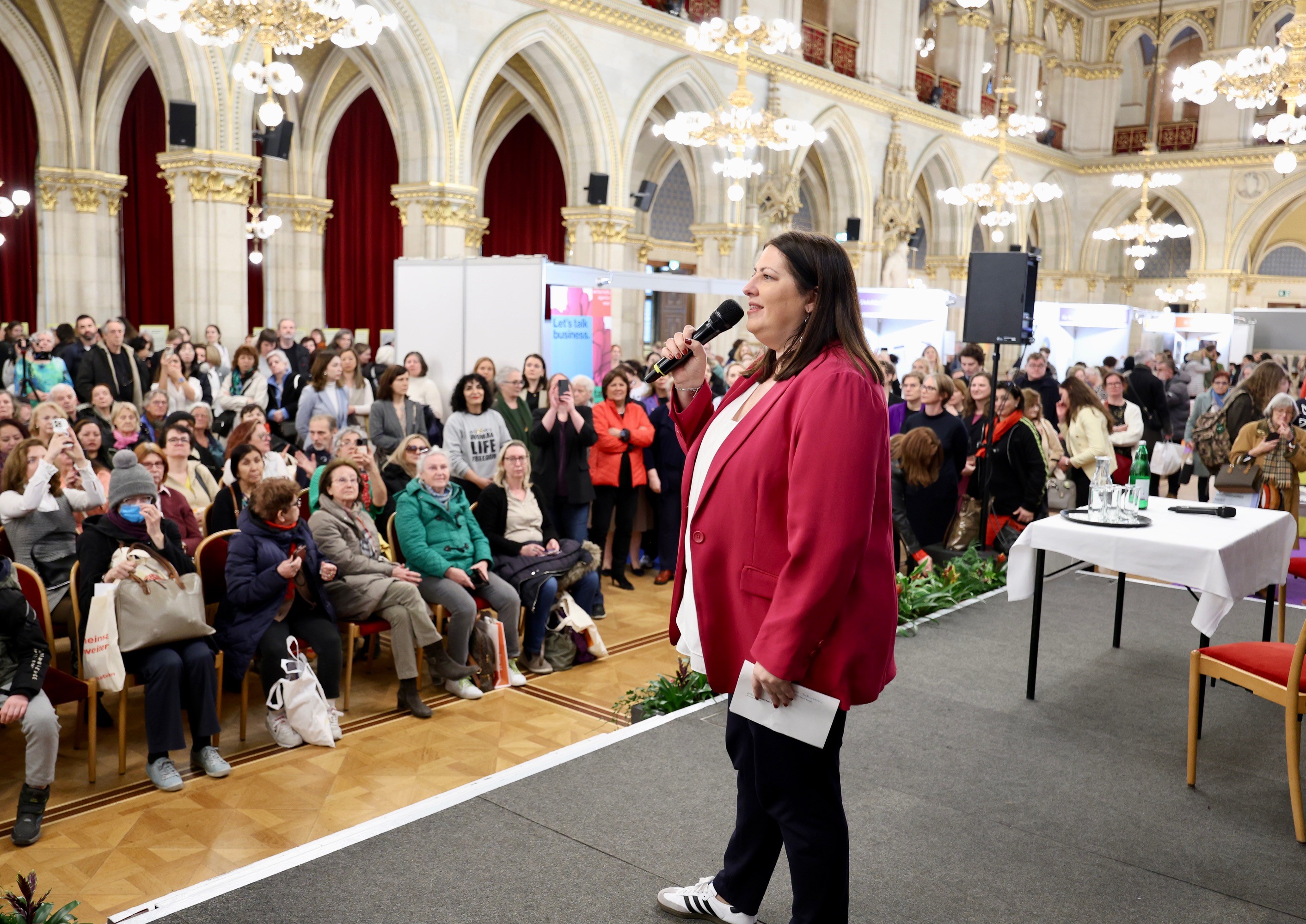 . Municipio aperto in un evento di Giornata internazionale della donna .