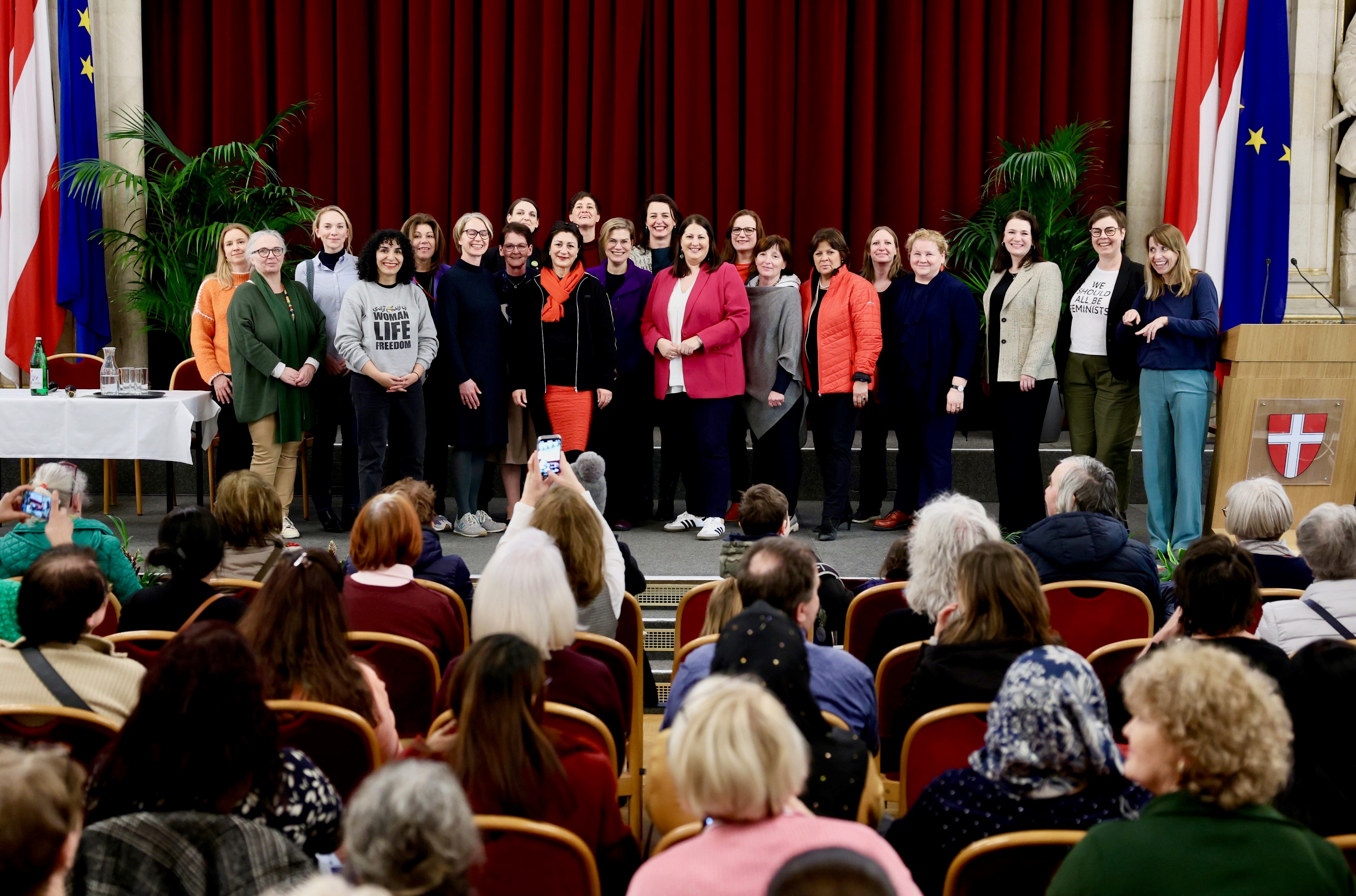 . Municipio aperto in un evento di Giornata internazionale della donna .