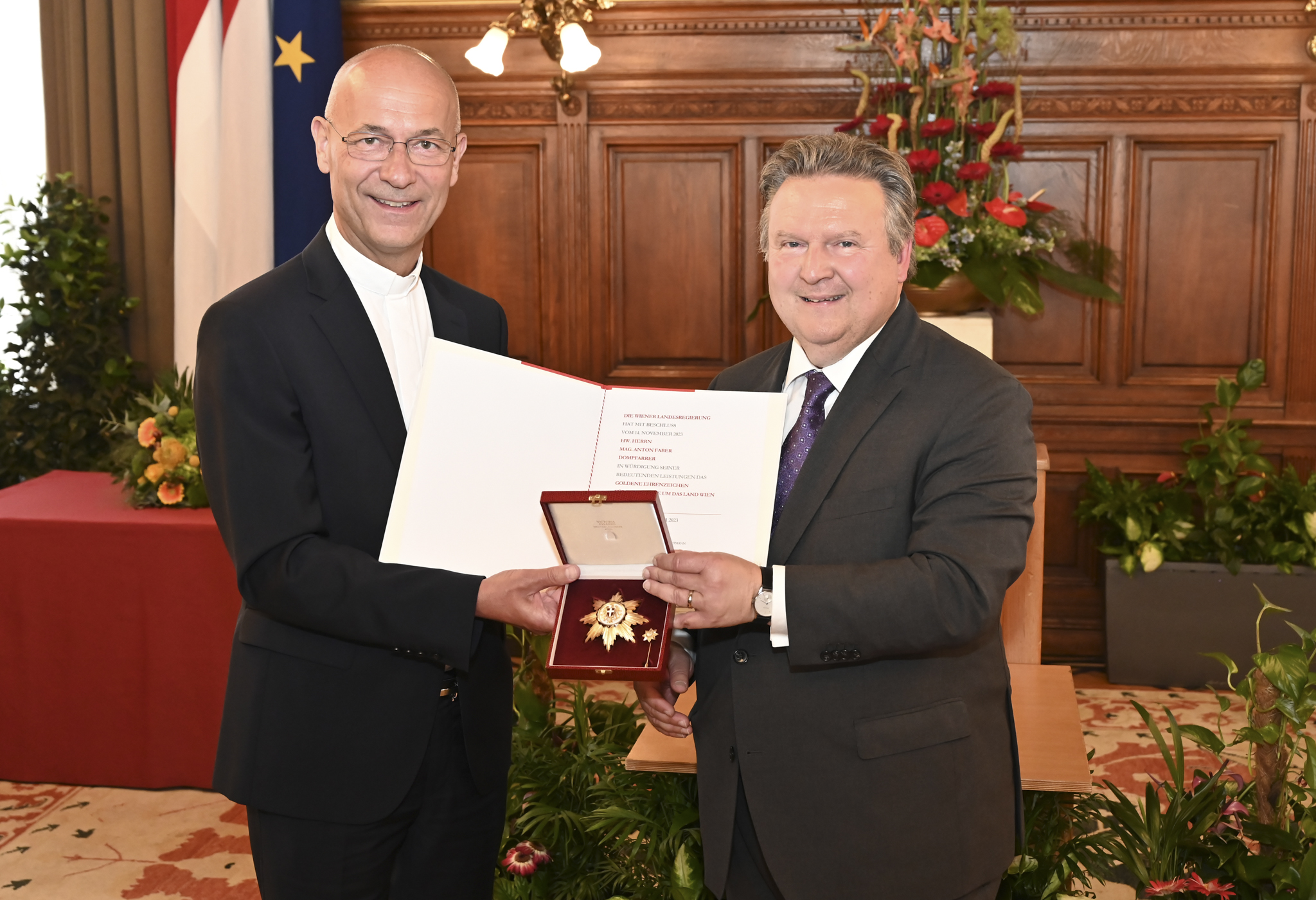 . Il sindaco Ludwig ha onorato il sacerdote della cattedrale Toni Faber con la medaglia d'oro al valore .