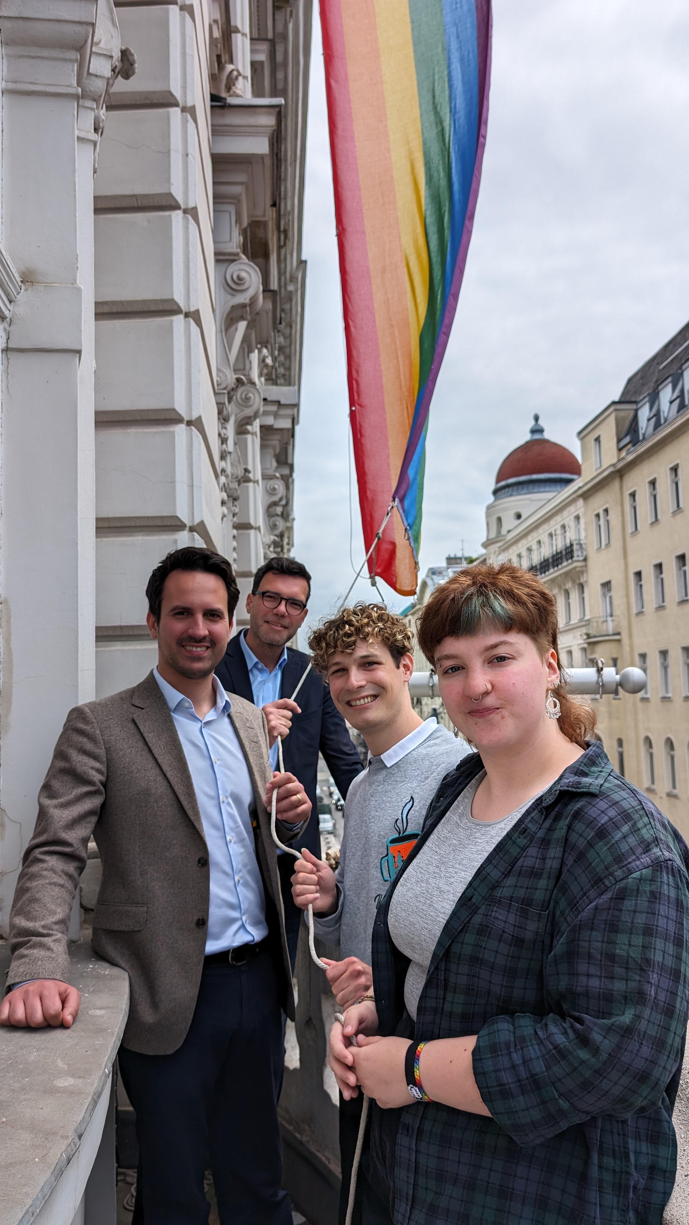 . Alzabandiera arcobaleno presso la Direzione dell'Istruzione di Vienna .