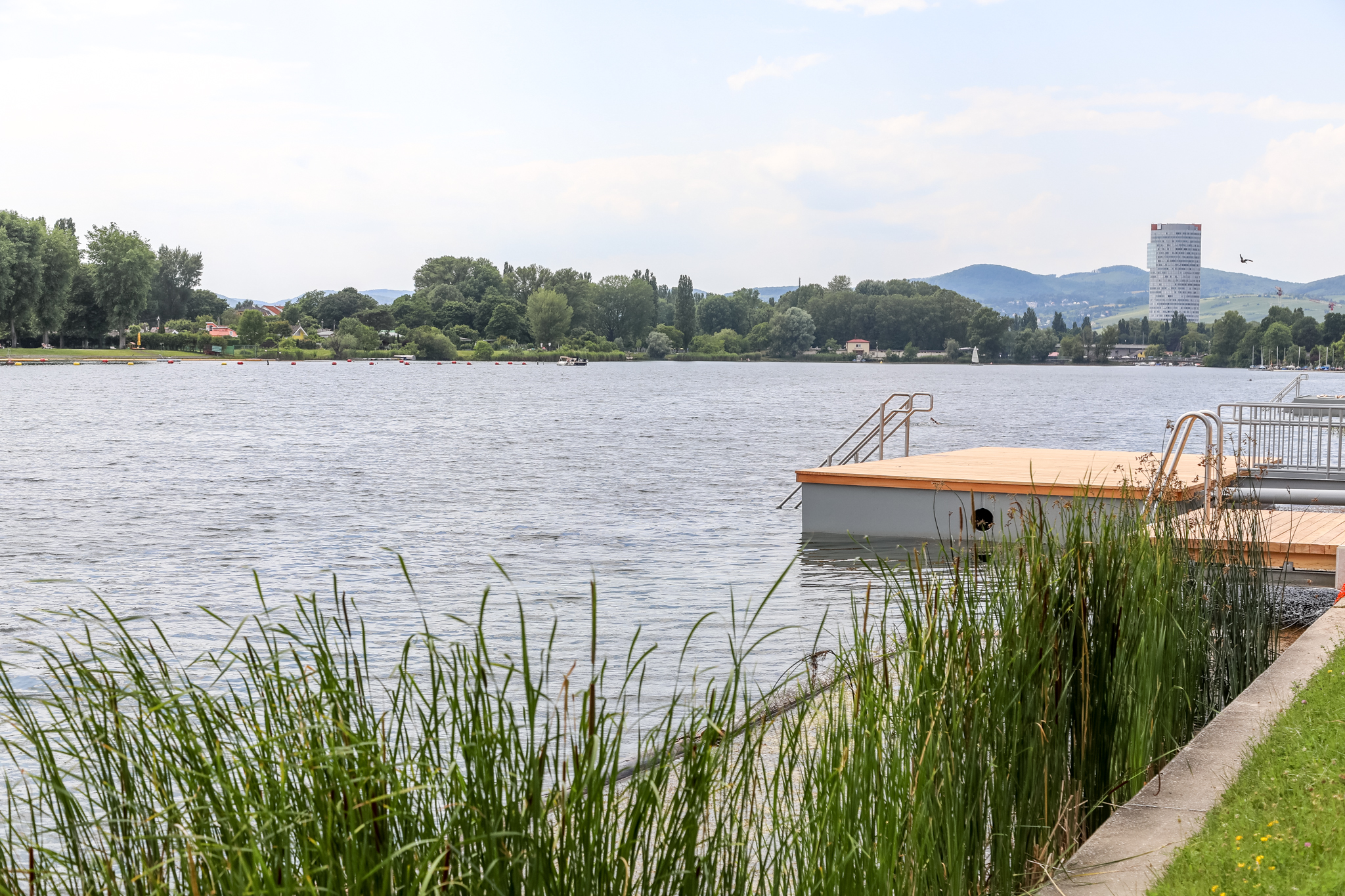 . Estate in città Le acque naturali di Vienna garantiscono il massimo divertimento in piscina e la sensazione di vacanza gratuitamente .