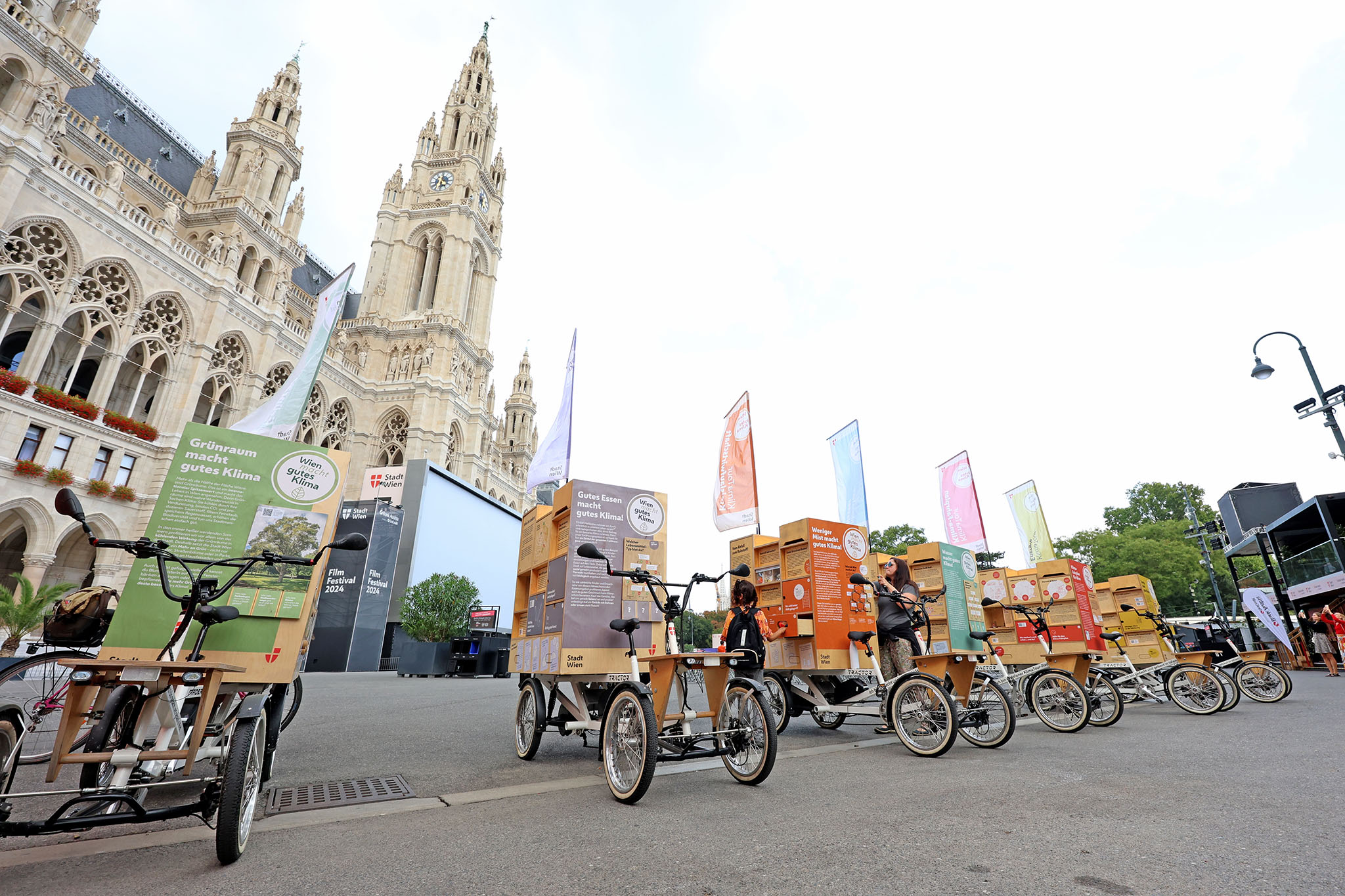 . Wiener Klima Tour è al Film Festival alla stazione di Rathausplatz .