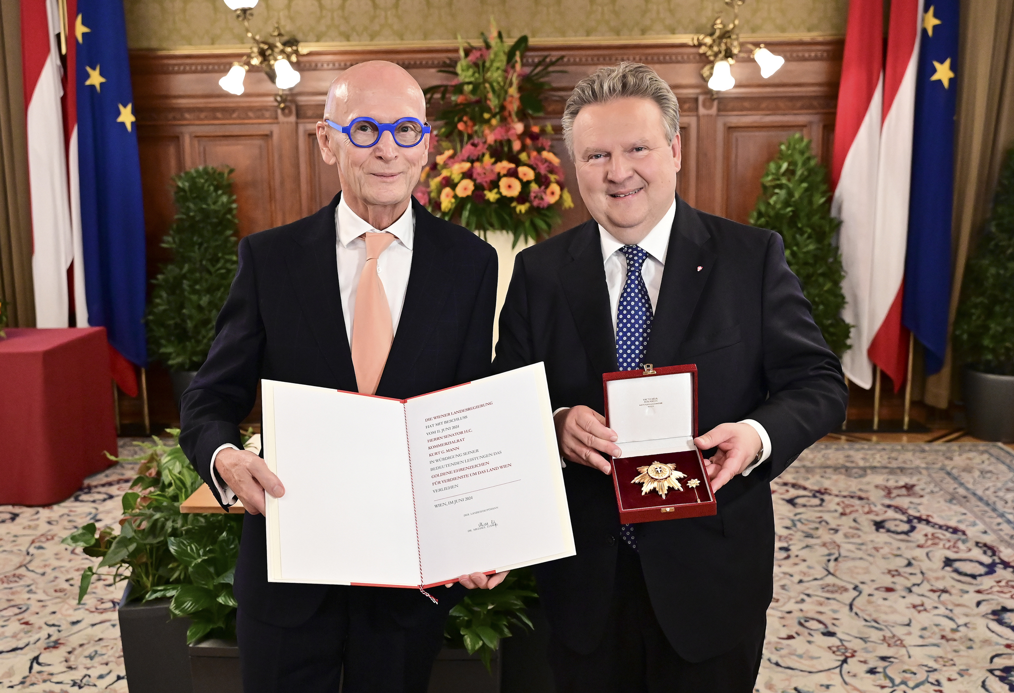 . Il governatore di Vienna Michael Ludwig Awards Golden Honorary Signs to Kurt Mann .