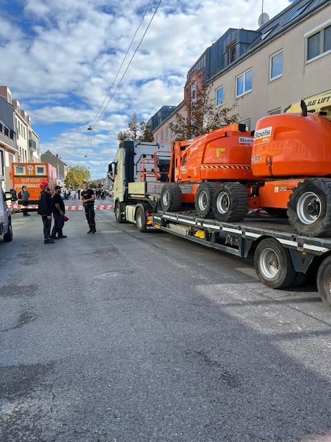 . Enorme incendio sul tetto di Vienna Il Gruppo Liesing adotta misure immediate per coordinare un rapido soccorso alle persone colpite .