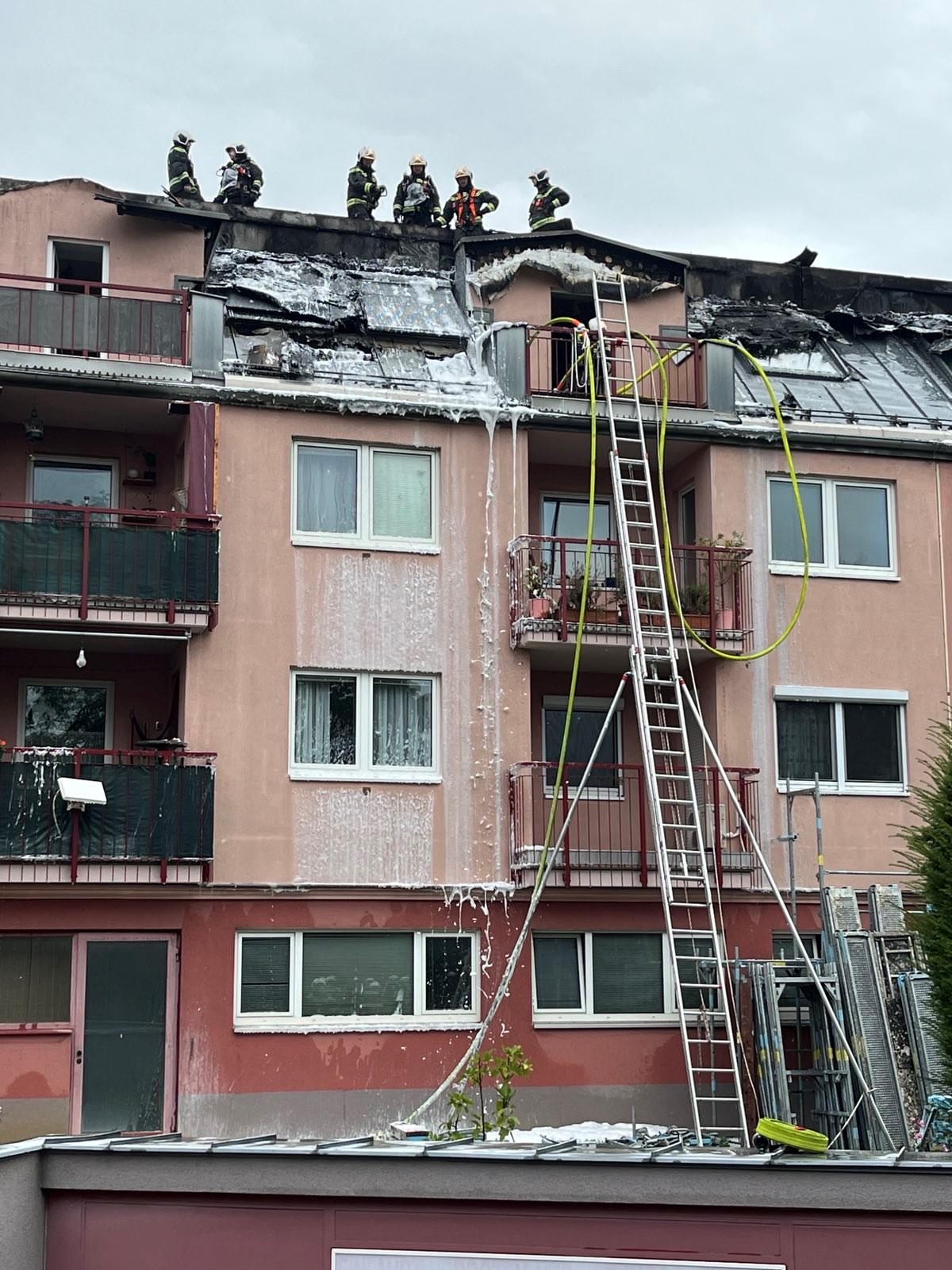 . Enorme incendio sul tetto di Vienna Il Gruppo Liesing adotta misure immediate per coordinare un rapido soccorso alle persone colpite .