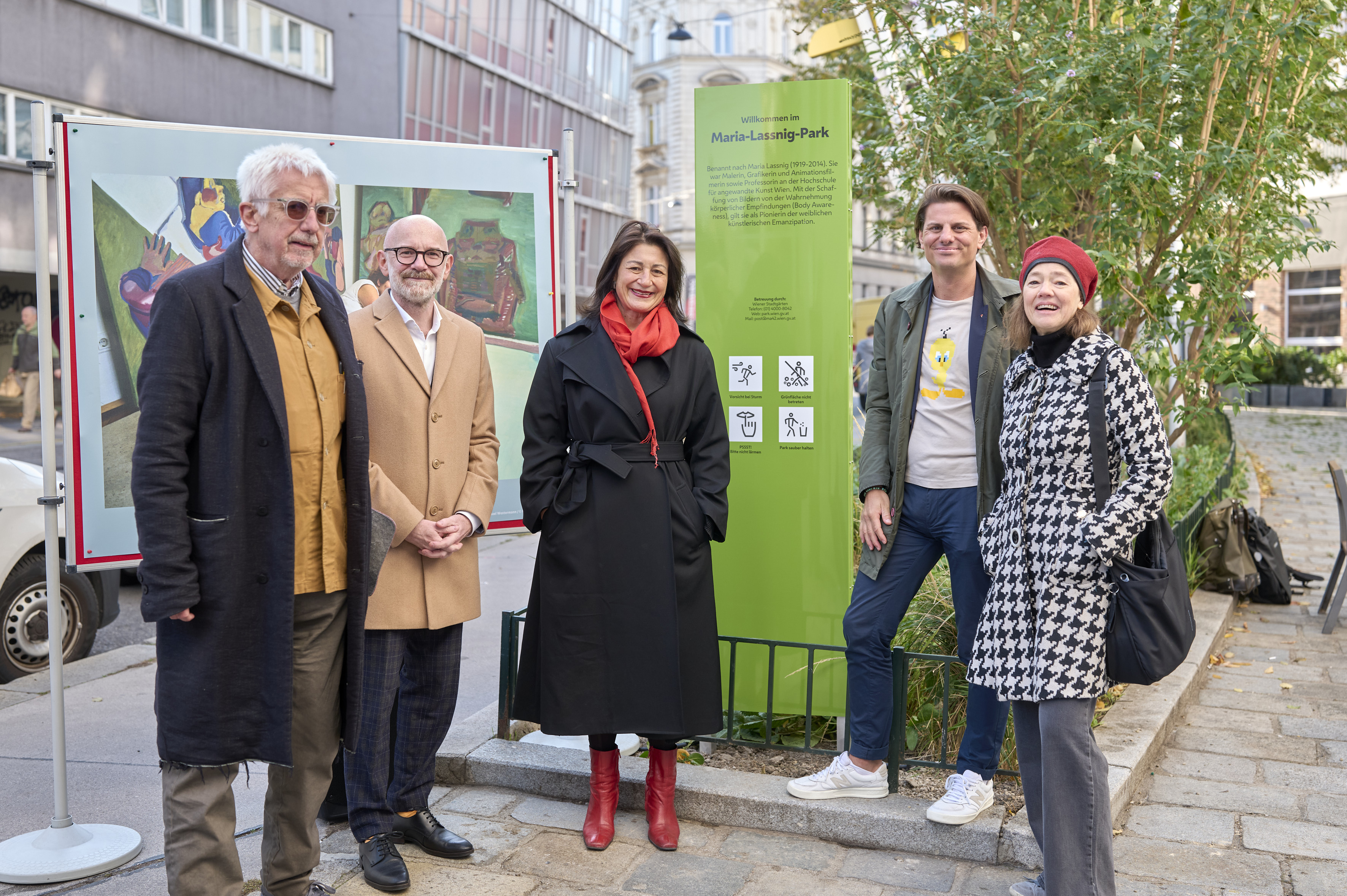 . Intitolazione del Parco Maria Lassnig con l'assessore comunale alla cultura Veronica KaupHasler .