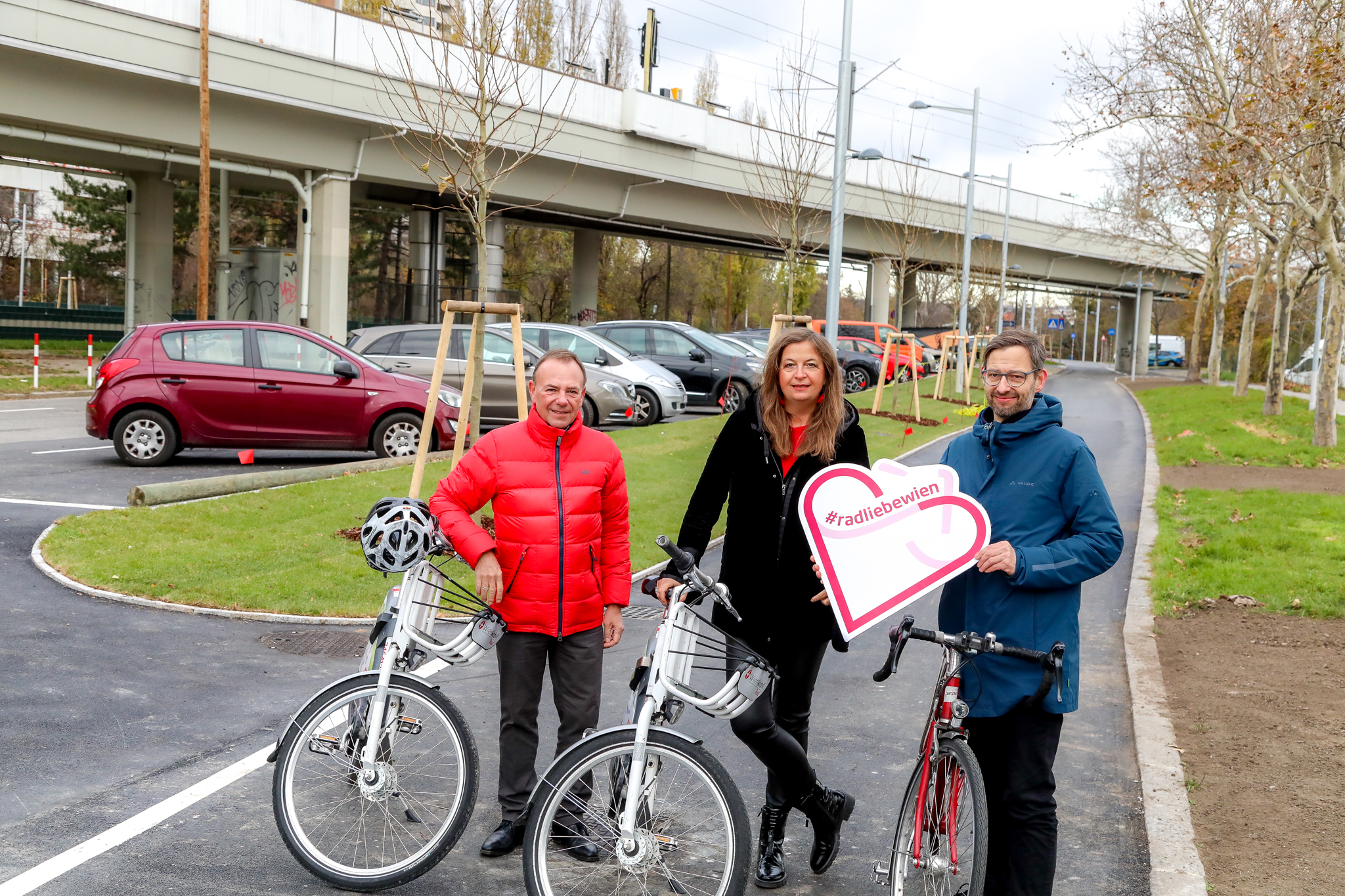 . Pista ciclabile a doppio senso Sima Bischof PipalLeixner Wohnparkstrasse – completata l'importante chiusura del varco a Liesing .