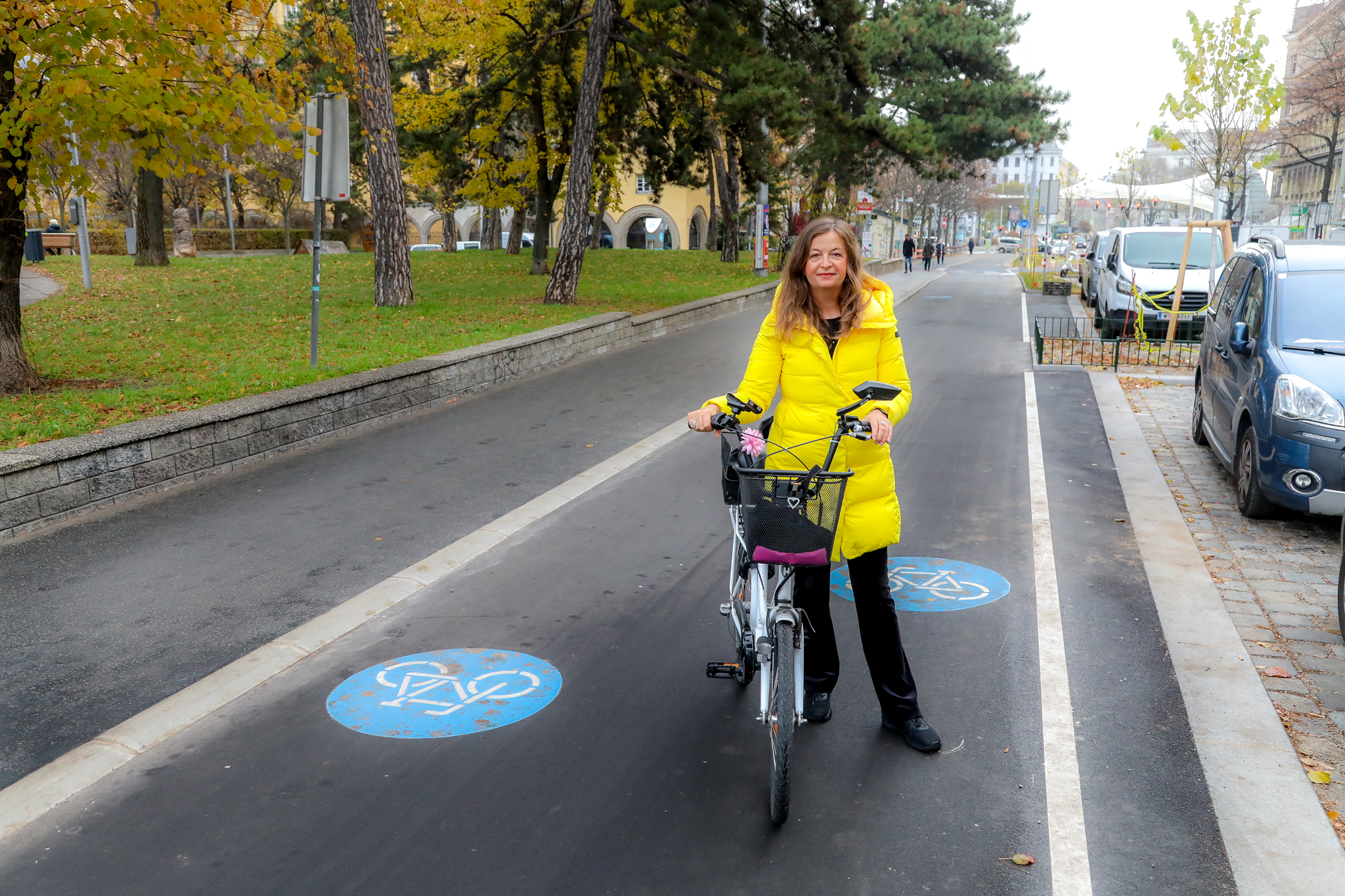 . SIMA BAURECHT PIPALLEIXNER HUETTELDORFER STRASSENOVENEW 1 2 km percorso di ciclo a due direzione pronto per la guida .