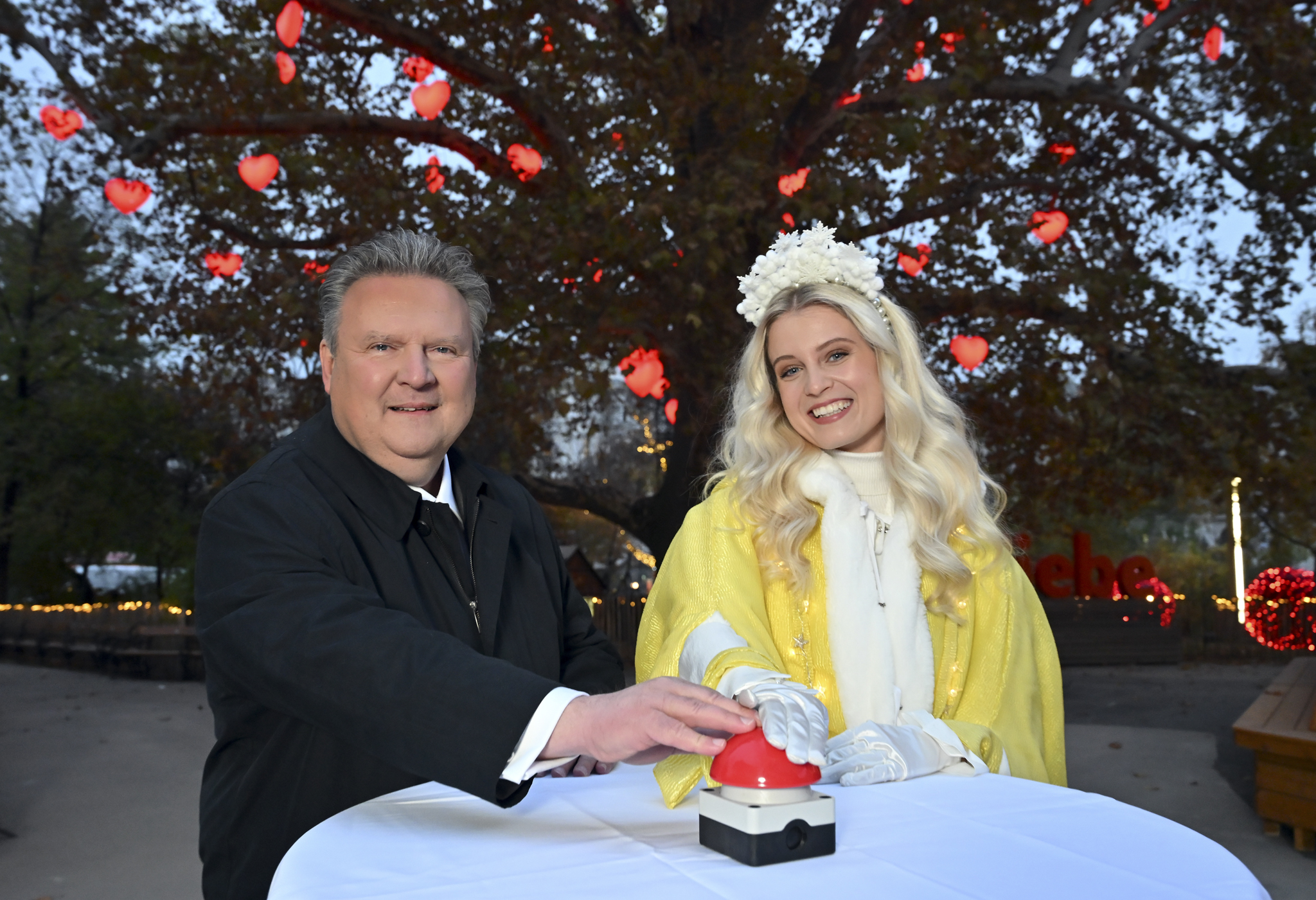 . Il sindaco Ludwig presenta le attrazioni del mercatino di Natale di Vienna .