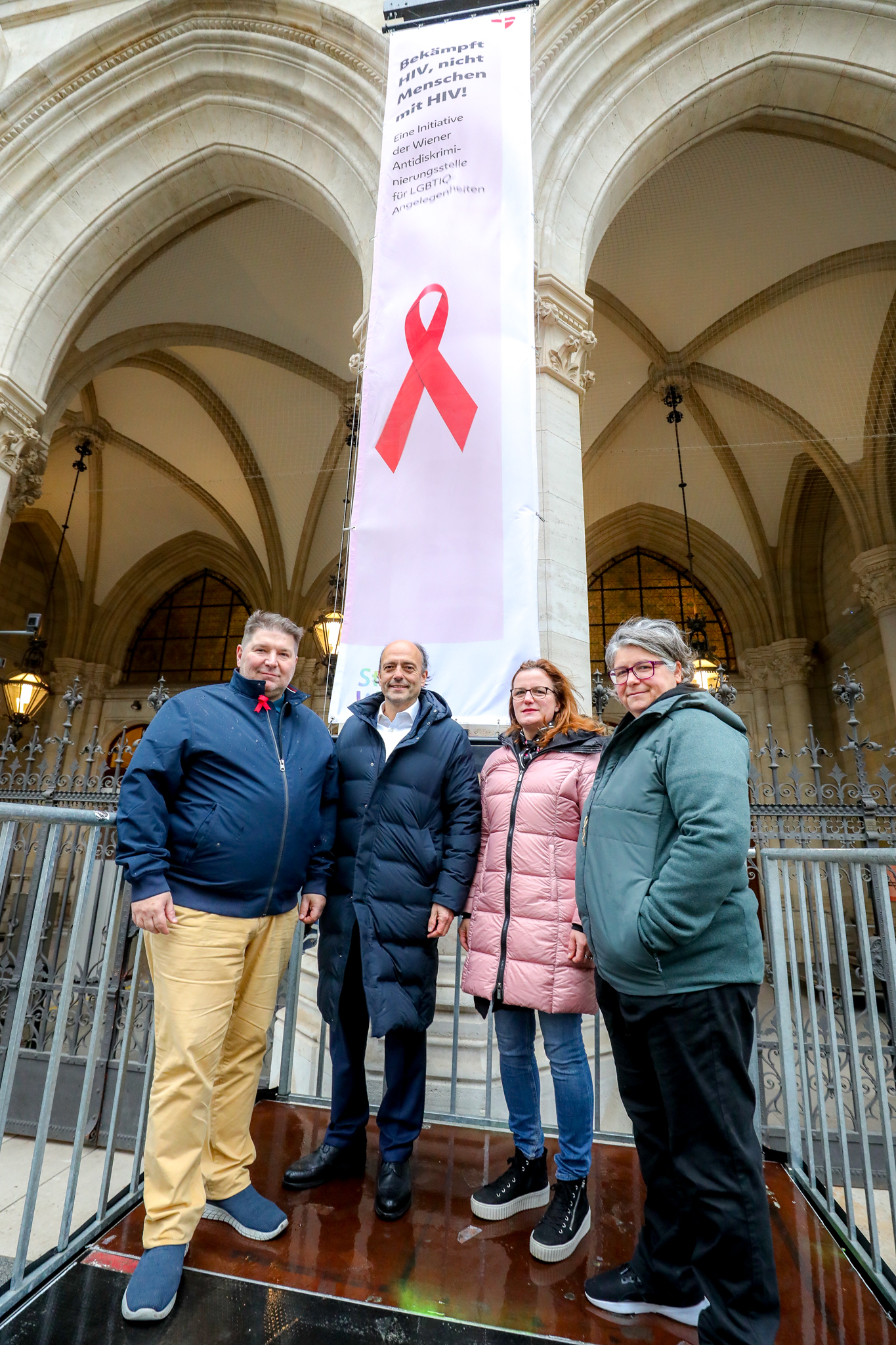 . Ribbon rossotag al mondo al municipio di Vienna .