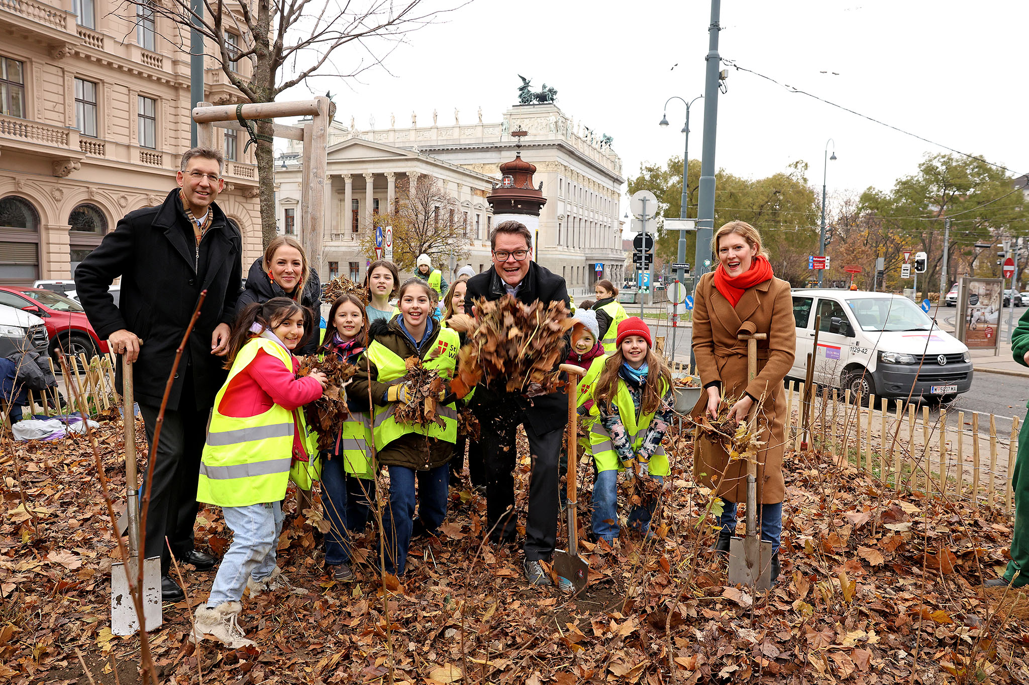 . Una Wiener Waeldchen per la città interna di Vienna ha piantato un nuovo miniforest su Schmerlingplatz .