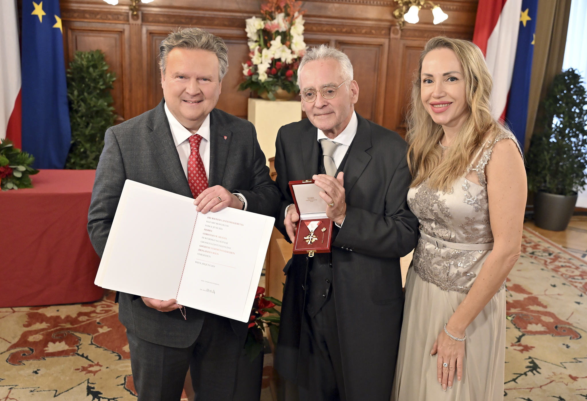 . Il sindaco Michael Ludwig ha assegnato l'imprenditore dei media Christian W Mucha The Golden Sign .