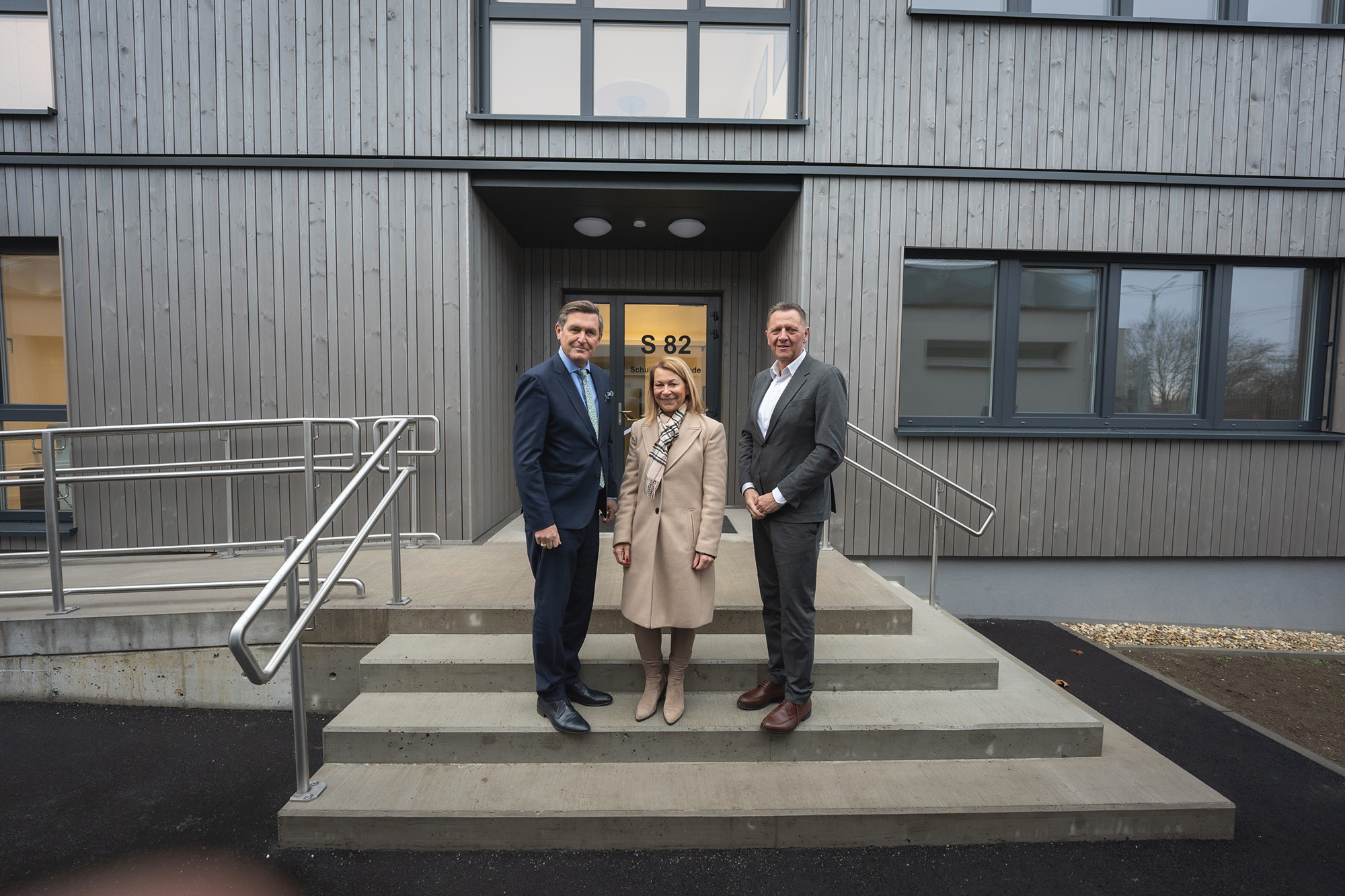 . Il consigliere comunale di Oeffi Hanke District Presidente Steinhart e Geschaeftsfuhrer Reinagl Visita Nuova formazione Baeude per la formazione ferroviaria su strada .