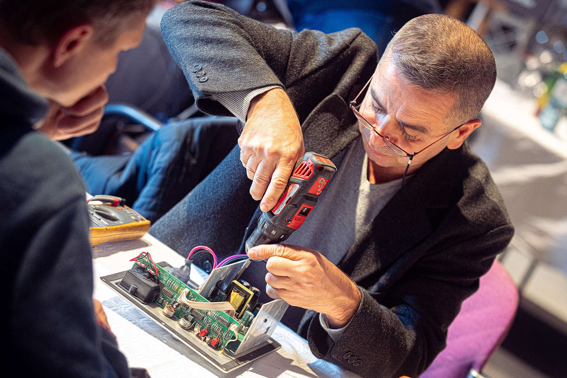 . Riparare le risorse e GeldBoerserl RepairCafés nelle 48 sander  'anno 6 volte  'anno .