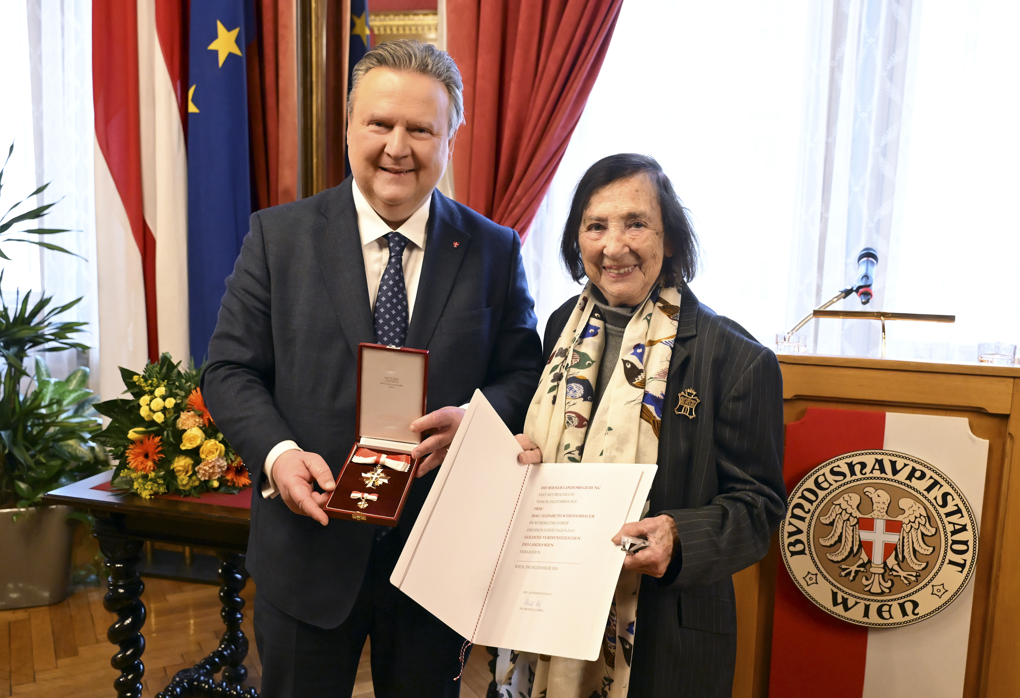 . Testimone contemporaneo Elisabeth Scheiderbauer onorato con segni d'oro di guadagni nello stato di Vienna .