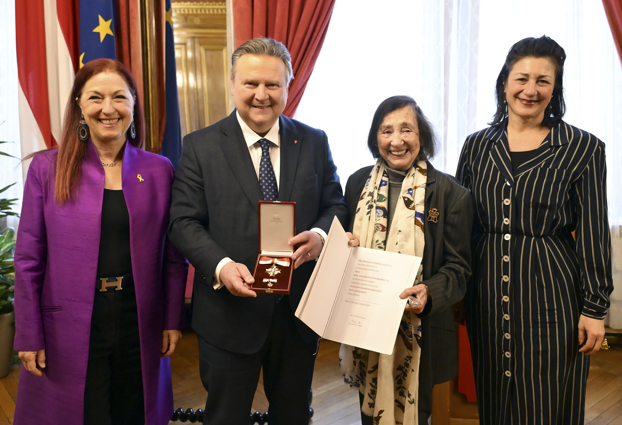 . Testimone contemporaneo Elisabeth Scheiderbauer onorato con segni d'oro di guadagni nello stato di Vienna .