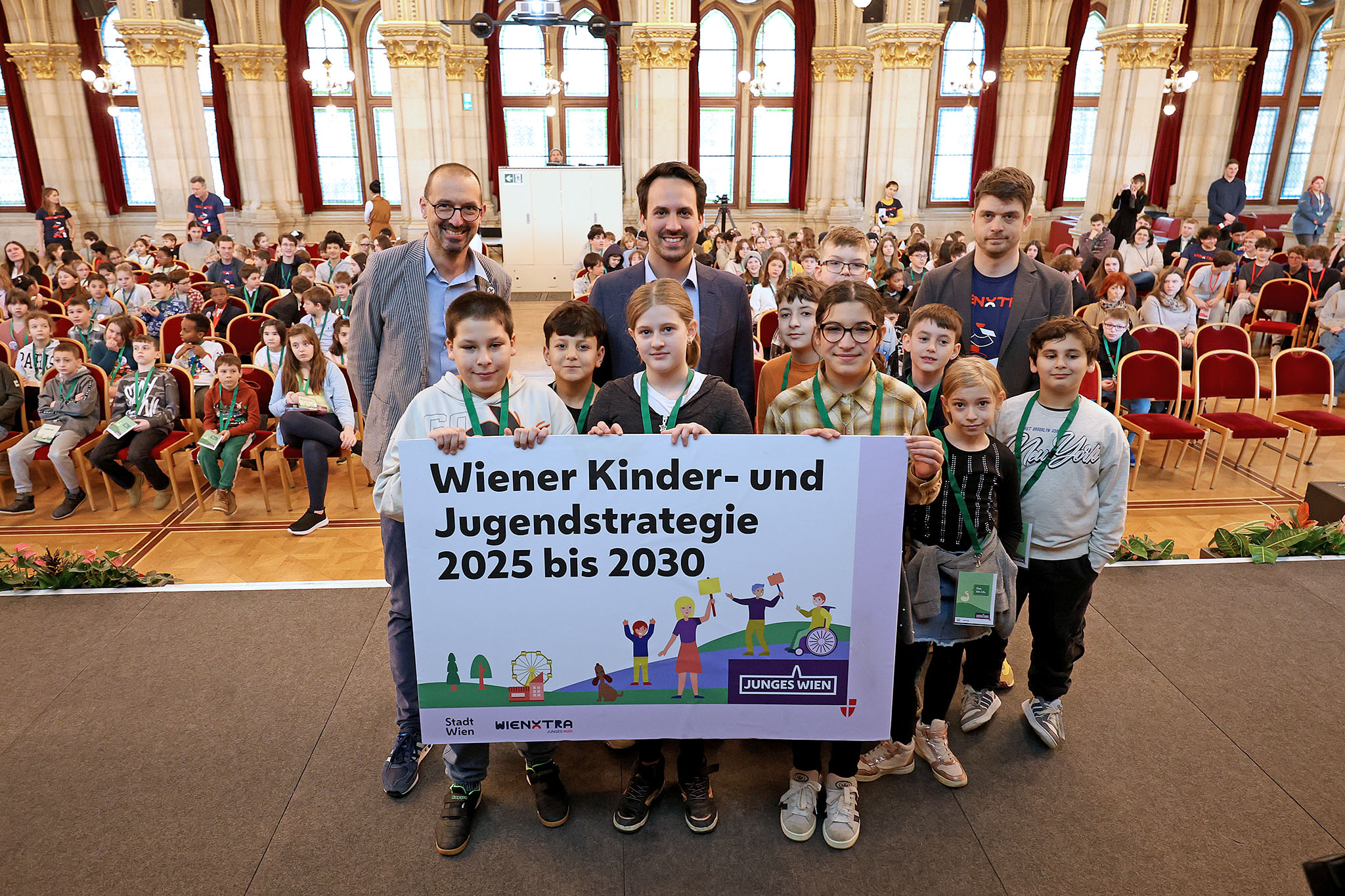 . Il parlamento per bambini e giovani incontra la politica urbana nel municipio .