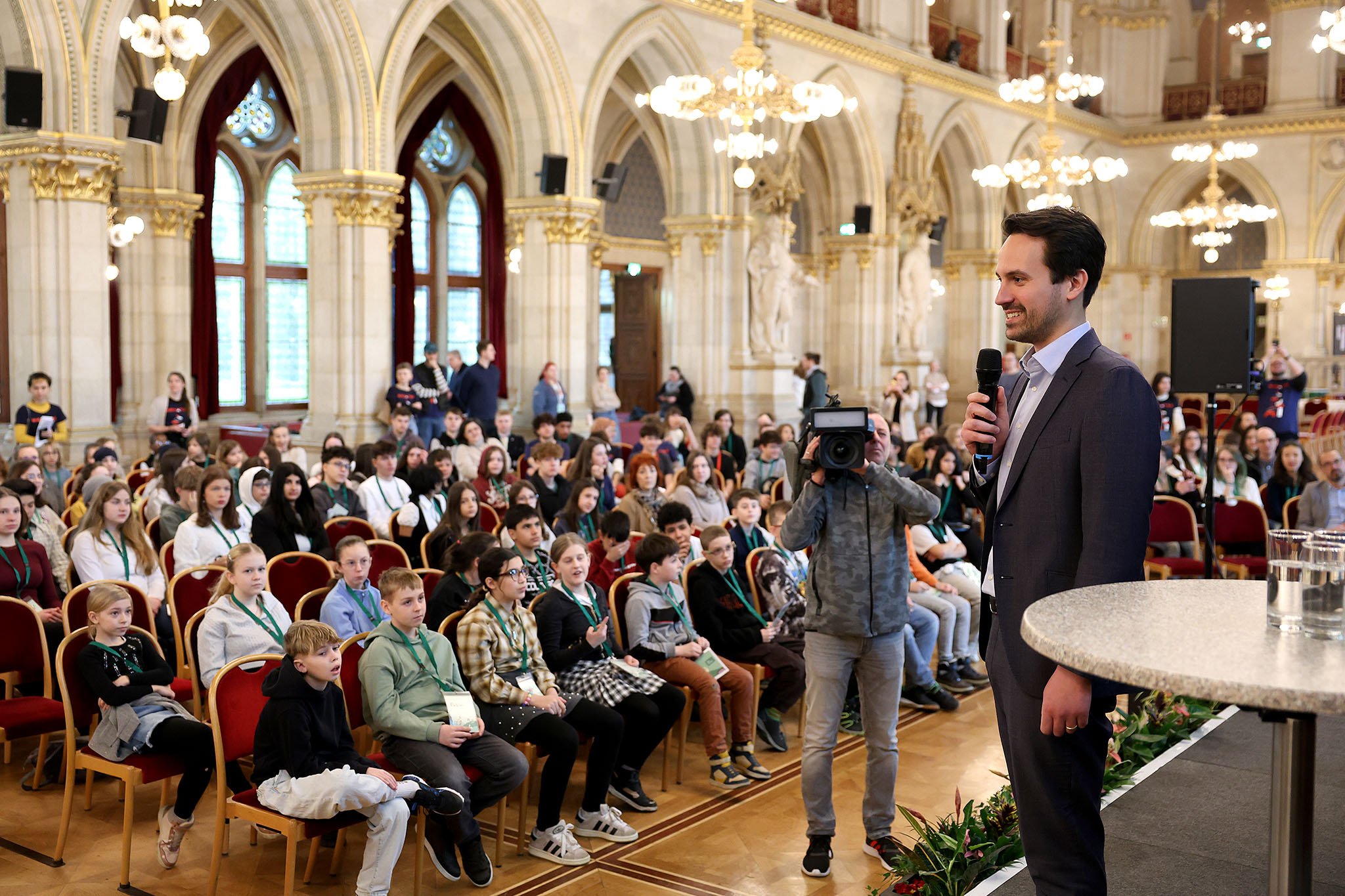 . Il parlamento per bambini e giovani incontra la politica urbana nel municipio .