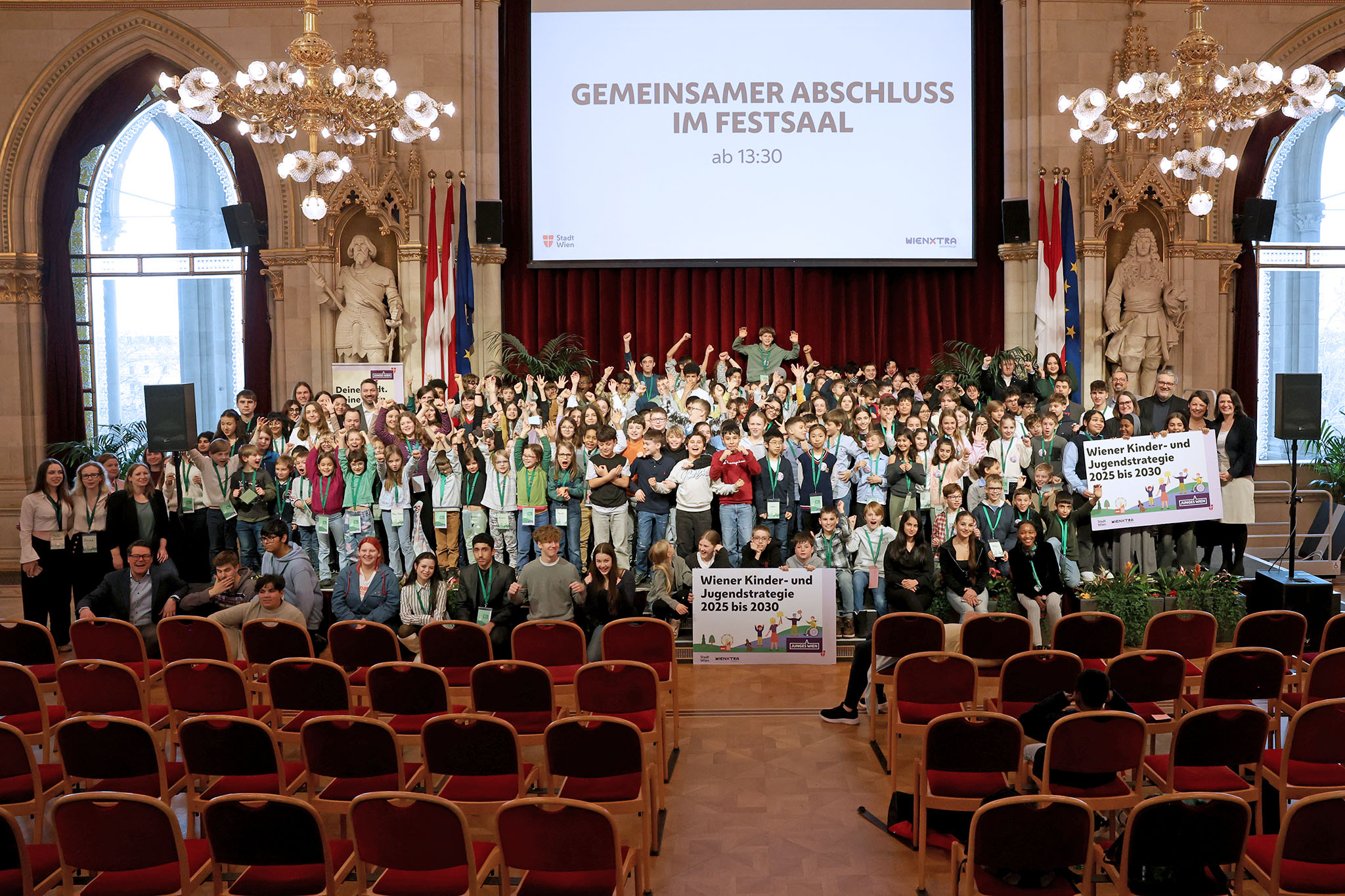 . Il parlamento per bambini e giovani incontra la politica urbana nel municipio .